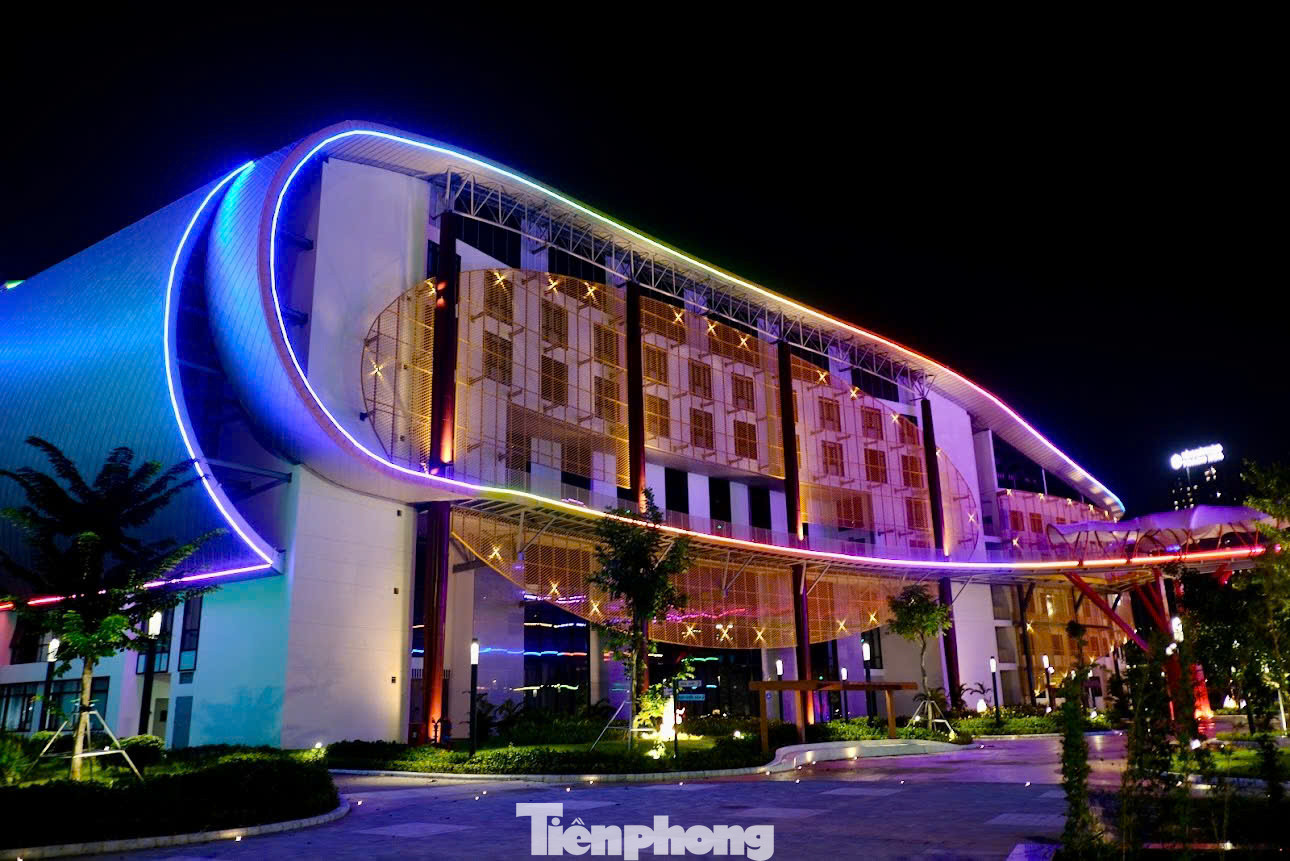 Anh Thành Dương (ở Yên Hòa, Cầu Giấy) chia sẻ:" Tôi hay chạy bộ quanh công viên vào buổi tối thấy công trình nổi bật bởi hệ thống đèn LED trông rất hiện đại".