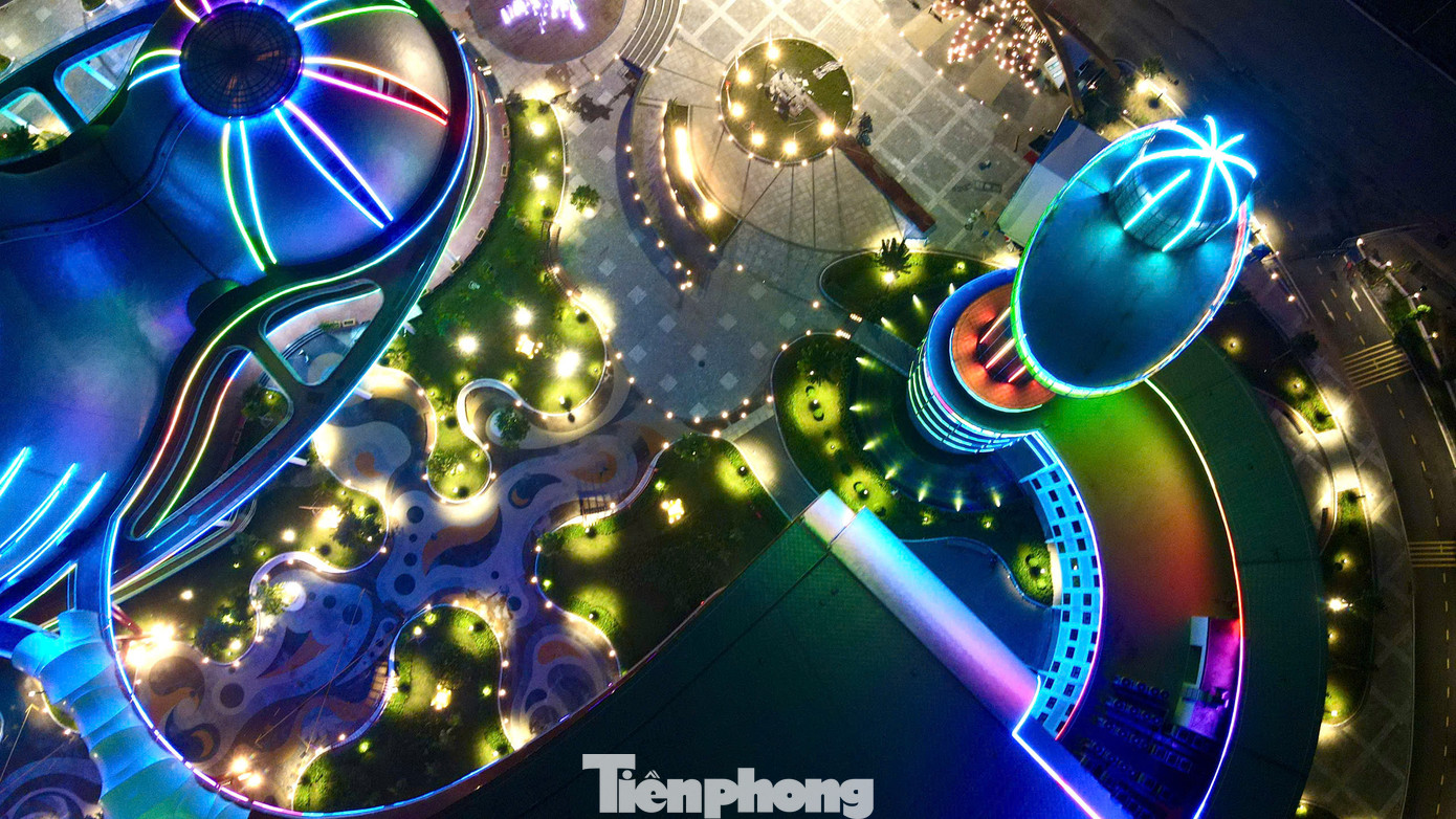 Những ngày gần đây, sau khi công trình được hoàn thiện hệ thống đèn chiếu sáng, nhiều người dân khi đi qua đã trầm trồ ấn tượng bởi quang cảnh lung linh màu sắc.