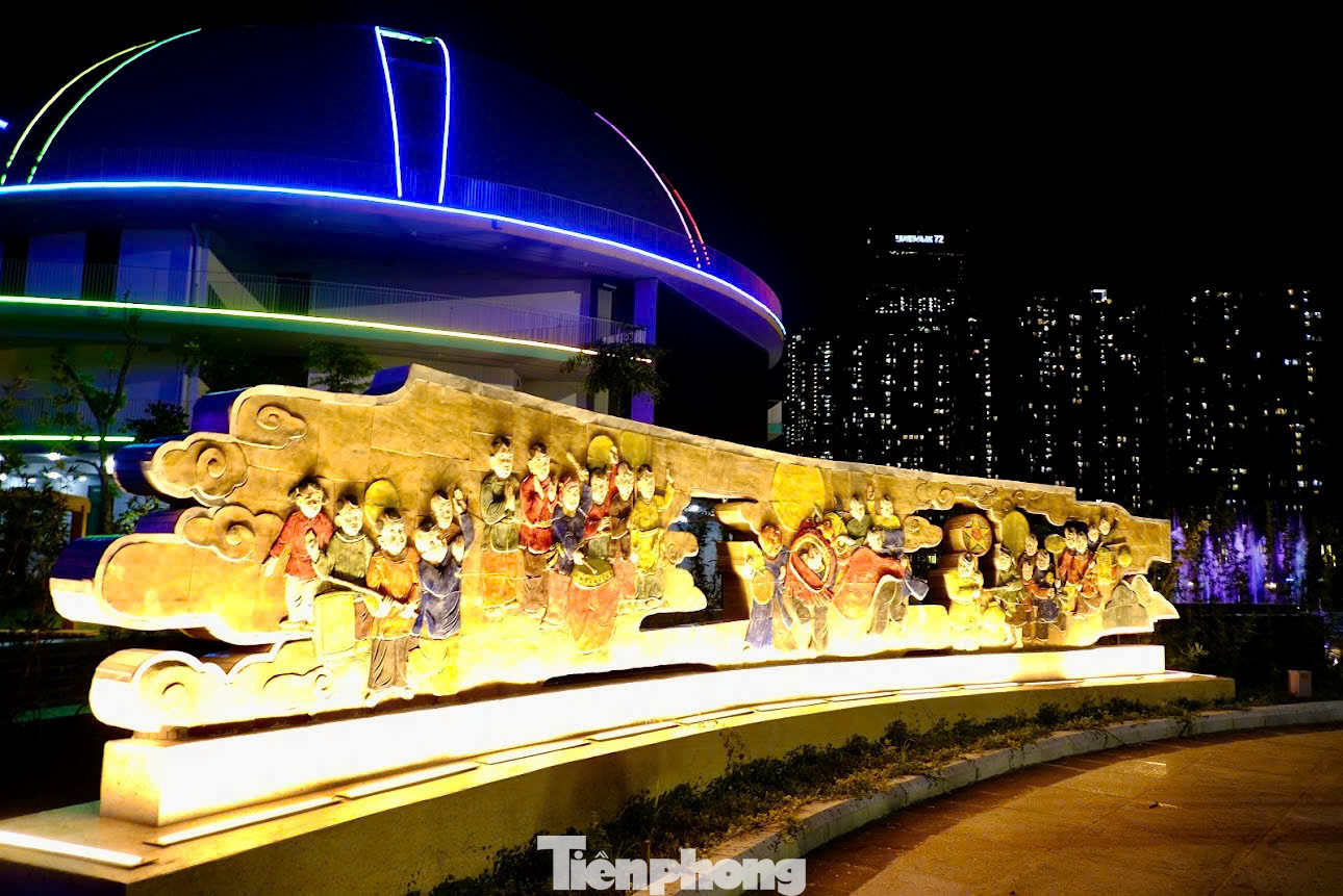 Những ngày gần đây, sau khi công trình được hoàn thiện hệ thống đèn chiếu sáng, nhiều người dân khi đi qua đã trầm trồ ấn tượng bởi quang cảnh lung linh màu sắc.