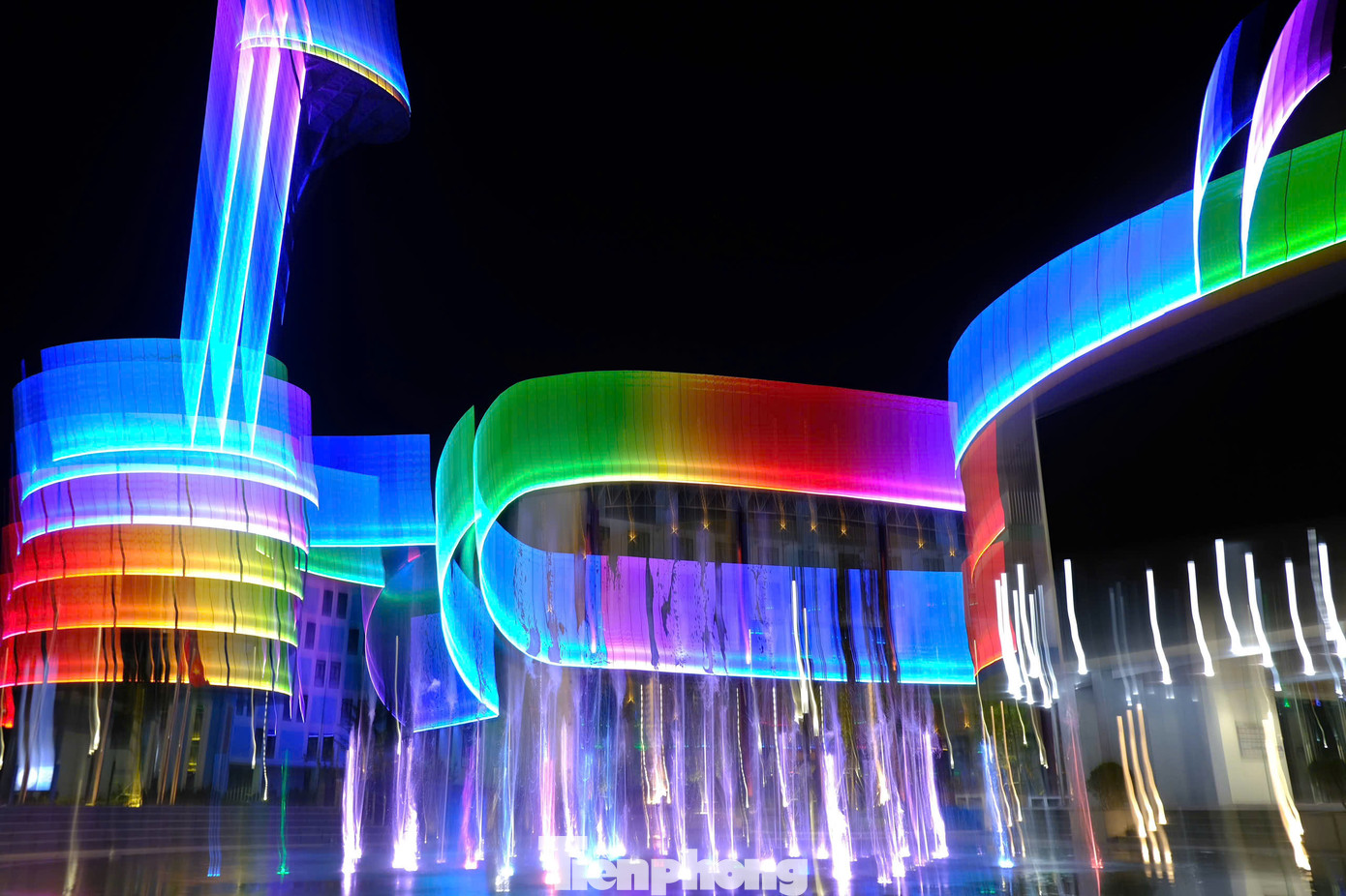 Anh Thành Dương (ở Yên Hòa, Cầu Giấy) chia sẻ:" Tôi hay chạy bộ quanh công viên vào buổi tối thấy công trình nổi bật bởi hệ thống đèn LED trông rất hiện đại".