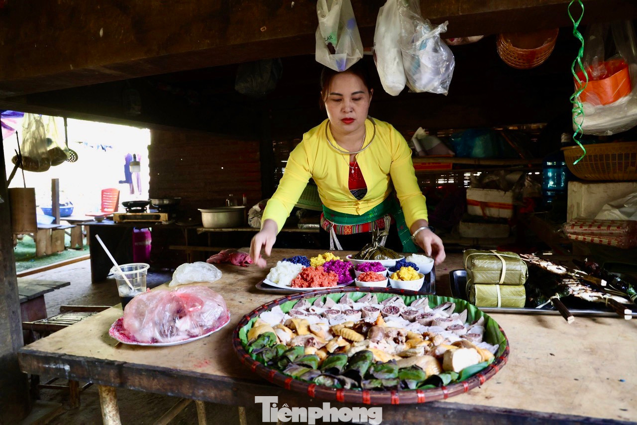 Trong mâm tết “cỗ lá” cũng không thể thiếu được món cuốn gồm trứng và giò lợn thái lát mỏng, cùng rau thơm, hành lá. Đây là món mang đặc trưng ẩm thực Mường nhất trong cỗ lá. Trong mâm tết “cỗ lá” cũng không thể thiếu được món cuốn gồm trứng và giò lợn thái lát mỏng, cùng rau thơm, hành lá. Đây là món mang đặc trưng ẩm thực Mường nhất trong cỗ lá.
