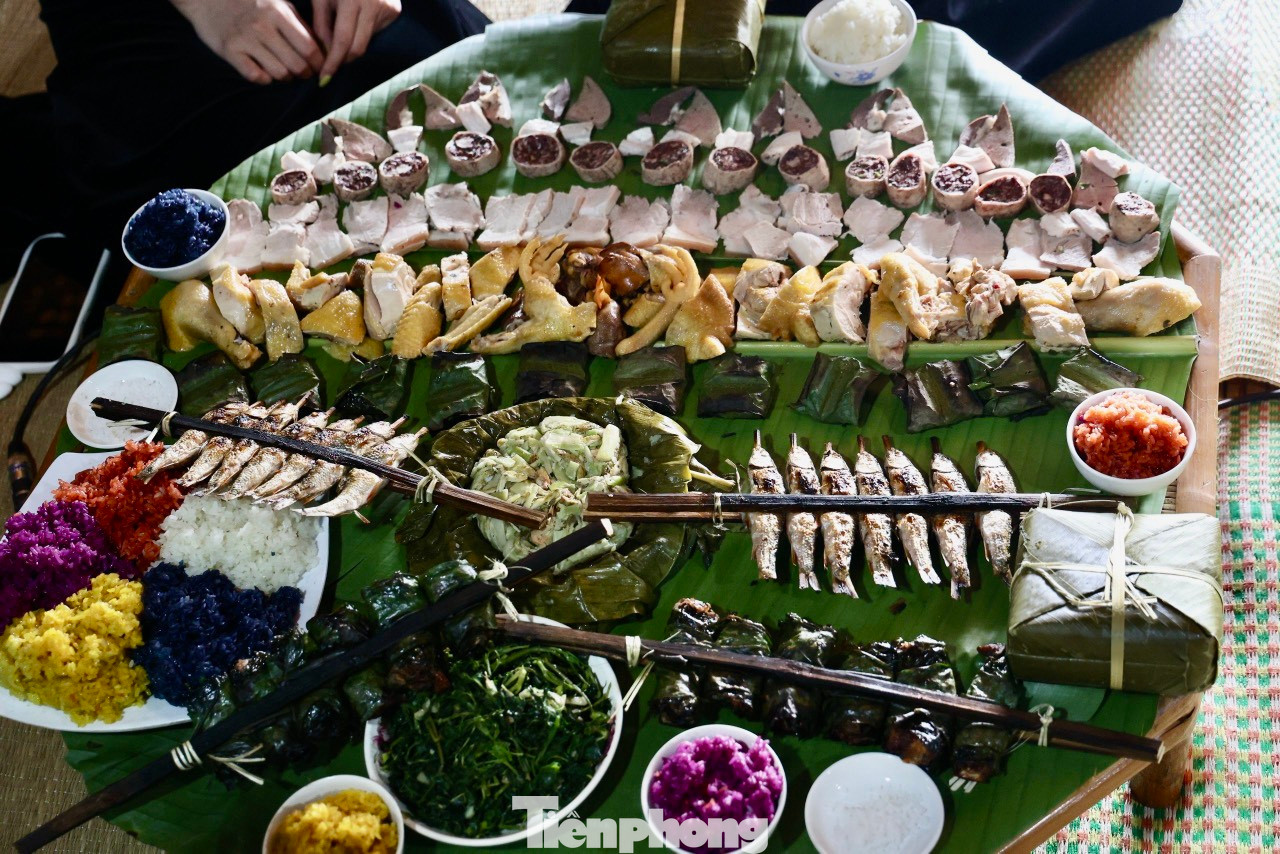 Trong mâm tết “cỗ lá” cũng không thể thiếu được món cuốn gồm trứng và giò lợn thái lát mỏng, cùng rau thơm, hành lá. Đây là món mang đặc trưng ẩm thực Mường nhất trong cỗ lá. Trong mâm tết “cỗ lá” cũng không thể thiếu được món cuốn gồm trứng và giò lợn thái lát mỏng, cùng rau thơm, hành lá. Đây là món mang đặc trưng ẩm thực Mường nhất trong cỗ lá.