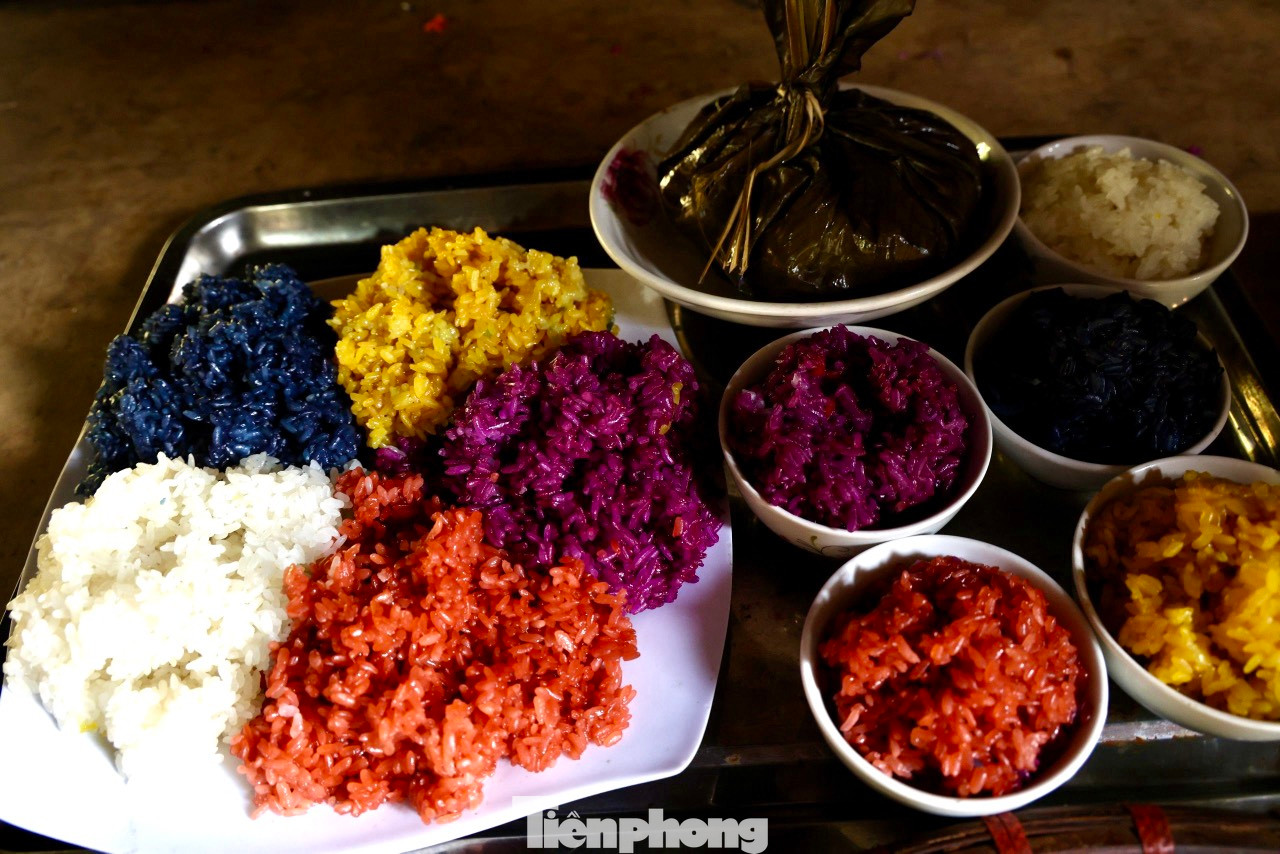 Trong mâm tết “cỗ lá” cũng không thể thiếu được món cuốn gồm trứng và giò lợn thái lát mỏng, cùng rau thơm, hành lá. Đây là món mang đặc trưng ẩm thực Mường nhất trong cỗ lá. Trong mâm tết “cỗ lá” cũng không thể thiếu được món cuốn gồm trứng và giò lợn thái lát mỏng, cùng rau thơm, hành lá. Đây là món mang đặc trưng ẩm thực Mường nhất trong cỗ lá.