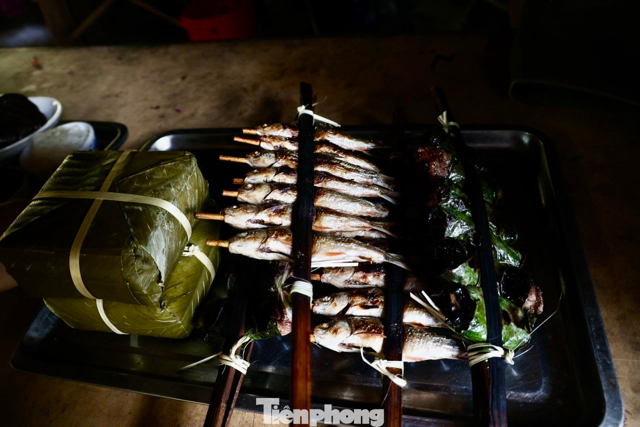 "Cỗ lá" là món ăn được bày trên lá chuối, là nét độc đáo trong ẩm thực của dân tộc Mường ở Hòa Bình. "Cỗ lá" là món ăn được bày trên lá chuối, là nét độc đáo trong ẩm thực của dân tộc Mường ở Hòa Bình.