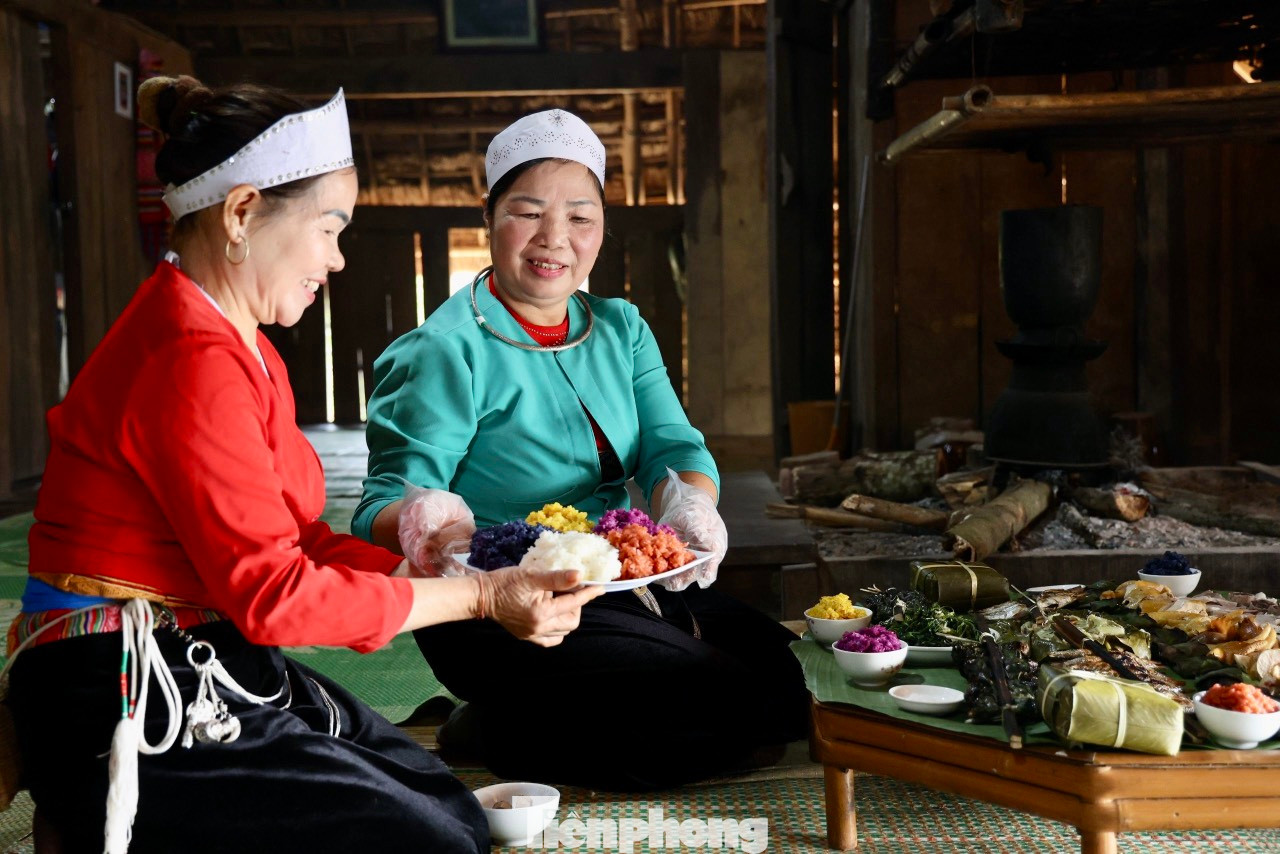 Ngoài các món thịt là món măng luộc và các loại rau sống. “Cỗ lá” cũng không thể thiếu xôi. Xôi trắng tượng trưng cho tinh hoa của đất và rừng xứ Mường. Xôi nếp gạo nương được đồ chín tới, gói vuông vức trong tàu lá chuối đã hơ lửa cho mềm, xôi vừa thơm vừa dẻo. Ngoài các món thịt là món măng luộc và các loại rau sống. “Cỗ lá” cũng không thể thiếu xôi. Xôi trắng tượng trưng cho tinh hoa của đất và rừng xứ Mường. Xôi nếp gạo nương được đồ chín tới, gói vuông vức trong tàu lá chuối đã hơ lửa cho mềm, xôi vừa thơm vừa dẻo.