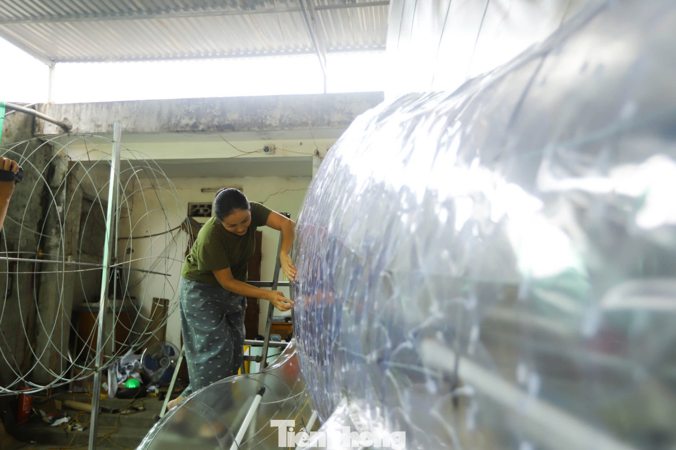 Đã thành truyền thống, từ khoảng đầu tháng 7 Âm lịch, người dân (tổ 6, phường Minh Xuân, Thành phố Tuyên Quang) lại cùng nhau lên ý tưởng để làm đèn trung thu. Chị Đặng Thu Hường chia sẻ: "Trước đây gia đình tôi chủ yếu làm đèn ông sao và các con vật. Vài năm trở lại đây, gia đình tôi quyết định chuyển sang làm mô hình đèn Trung thu cho phường Minh Xuân. Nhận thấy những mô hình của gia đình có nhiều nét đặc sắc, dần dần các tổ dân phố khác trên địa bàn tự tìm đến đặt. Đến nay một số tỉnh lân cận cũng đến đặt hàng".