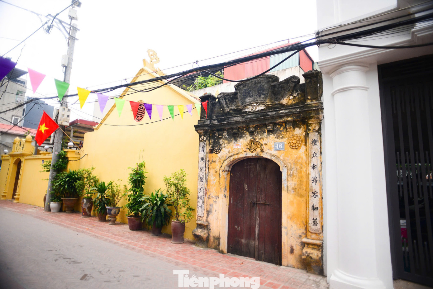 Làng Đông Ngạc còn hiện hữu nhiều ngôi nhà có tuổi đời lên tới hàng trăm năm. Những cánh cổng gỗ, những nếp nhà rêu phong, những con đường gạch trong một không gian yên bình.