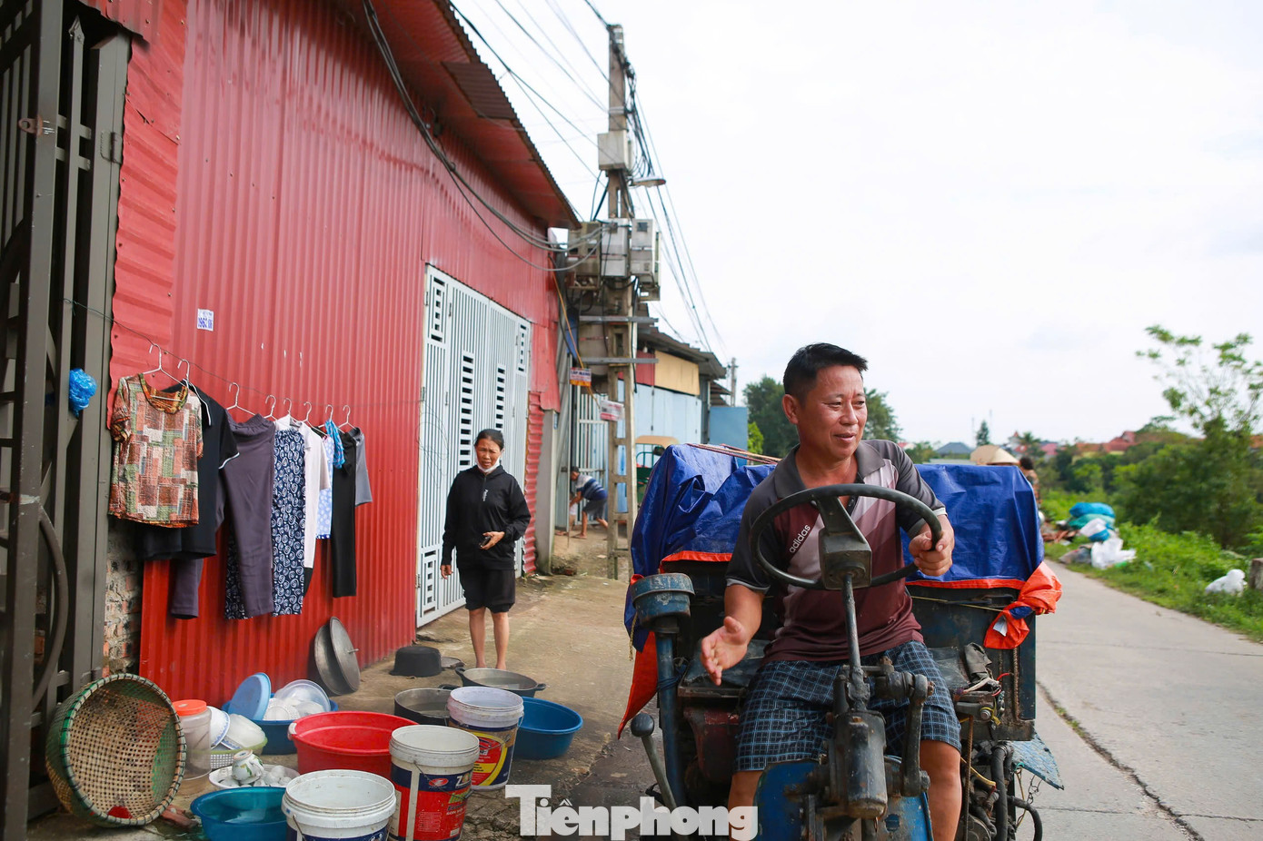 Ông Nguyễn Văn Hiền, thôn Lương Phúc (xã Việt Long, huyện Sóc Sơn, Hà Nội) đã dùng xe chuyên chở vật liệu đi lấy nước sạch về hỗ trợ bà con.