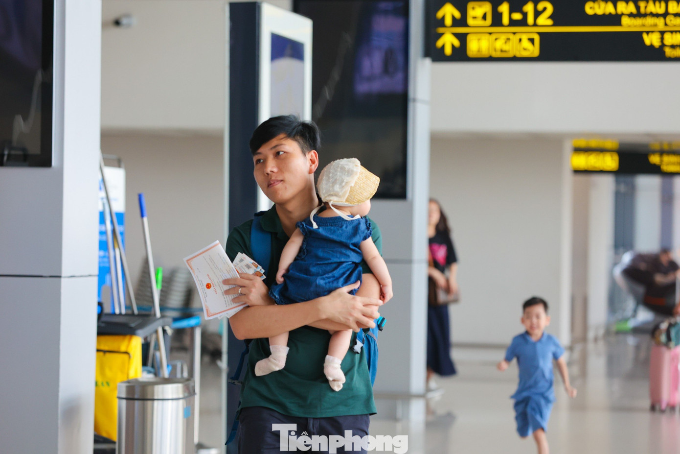 Khu vực check-in tự động cũng luôn đông khách làm thủ tục. Theo Cảng Hàng không Quốc tế Nội Bài, hiện có 05 khung giờ cao điểm với các chuyến nội địa đi từ: 06h-07h, liên tiếp từ 15h-18h và 21h-22h. Có 02 khung giờ cao điểm nội địa đến: 09h-10h và 21h-22h.