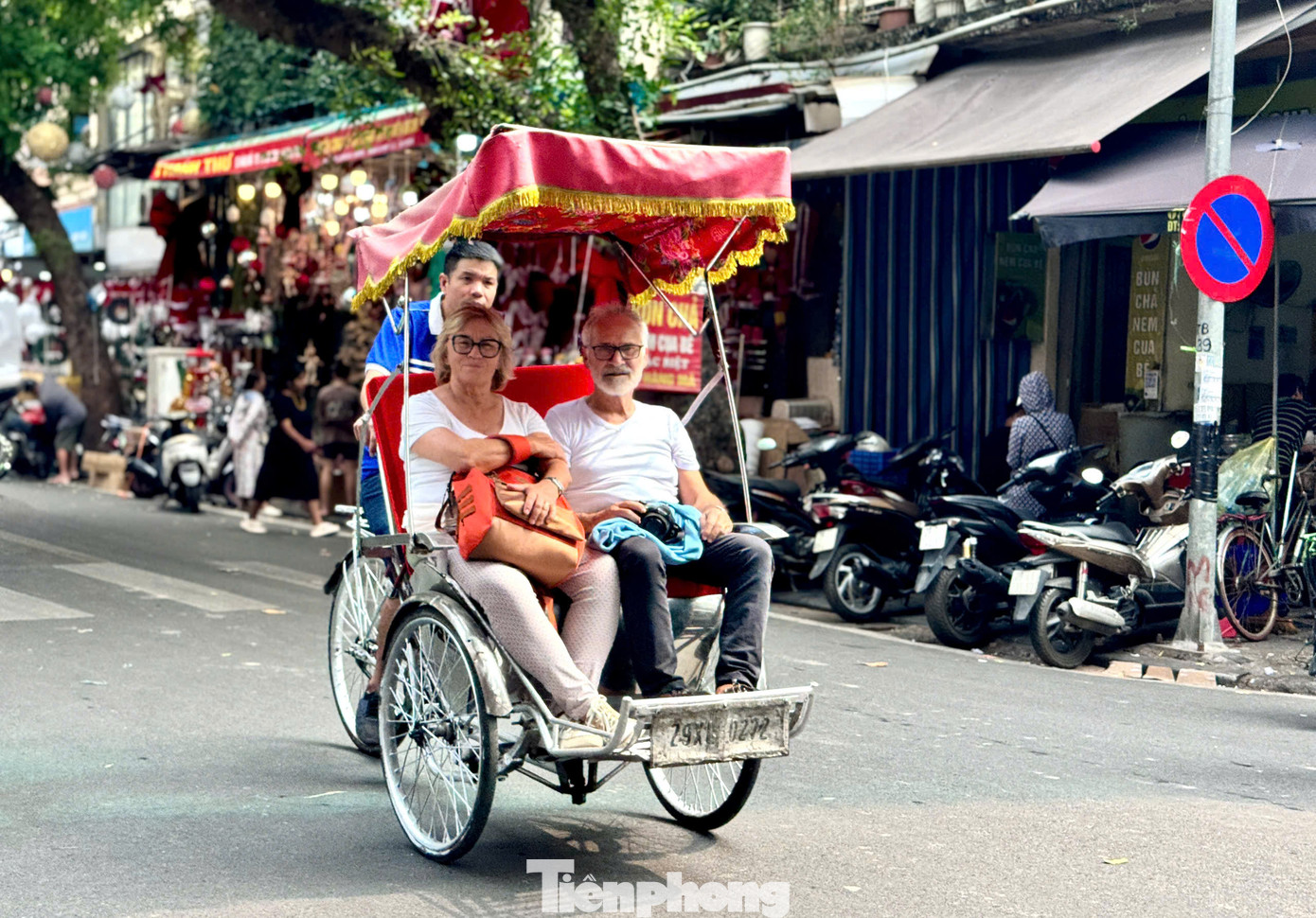 Phố Hàng Mã từ lâu đã trở thành địa điểm thu hút nhiều du khách nước ngoài ghé tham quan và mua sắm, chụp ảnh, khám phá thêm về nét đẹp văn hóa Việt Nam.