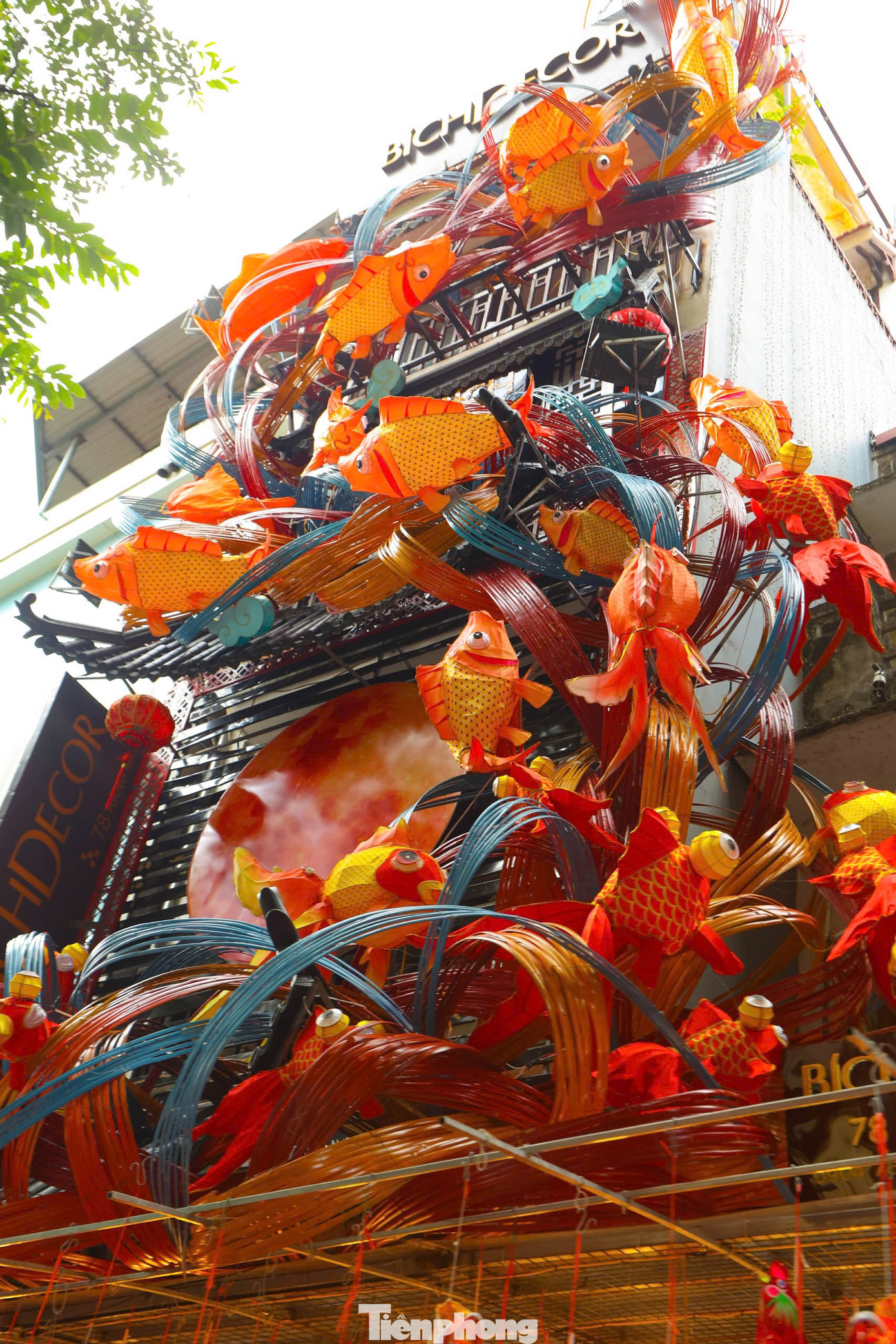 Đầu lân, đèn lồng, đèn ông sao... là những món đồ chơi thủ công truyền thống không thể thiếu trong dịp này.