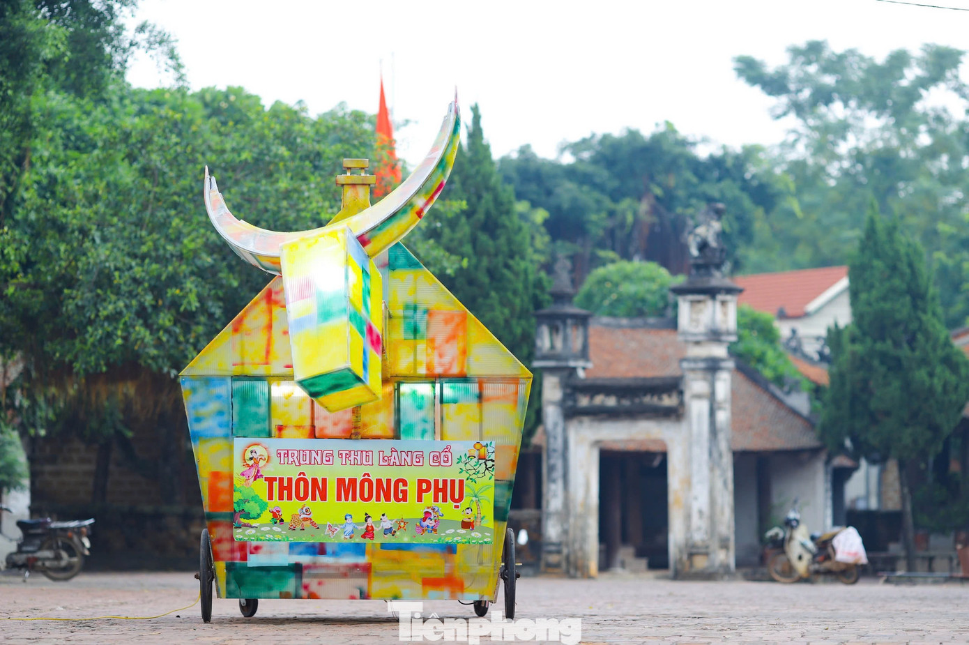 Chia sẻ với PV báo Tiền Phong, nghệ nhân Nguyễn Tấn Phát (thôn Mông Phụ, làng cổ Đường Lâm, Sơn Tây, Hà Nội) cho biết: “Con trâu được kết hợp với cổng làng quen thuộc là hình ảnh đặc trưng của làng cổ Đường Lâm. Trước đây, phần lớn người dân ở đây làm nông nghiệp vì thế hình ảnh con trâu đã khơi nguồn cảm hứng để làm ra sản phẩm ý nghĩa này. Sau 40 ngày miệt mài, tôi và người dân trong thôn Mông Phụ đã hoàn thiện mô hình trâu cổng làng ngũ sắc để tham gia dự thi trong dịp trung thu của làng cổ Đường Lâm". Chia sẻ với PV báo Tiền Phong, nghệ nhân Nguyễn Tấn Phát (thôn Mông Phụ, làng cổ Đường Lâm, Sơn Tây, Hà Nội) cho biết: “Con trâu được kết hợp với cổng làng quen thuộc là hình ảnh đặc trưng của làng cổ Đường Lâm. Trước đây, phần lớn người dân ở đây làm nông nghiệp vì thế hình ảnh con trâu đã khơi nguồn cảm hứng để làm ra sản phẩm ý nghĩa này. Sau 40 ngày miệt mài, tôi và người dân trong thôn Mông Phụ đã hoàn thiện mô hình trâu cổng làng ngũ sắc để tham gia dự thi trong dịp trung thu của làng cổ Đường Lâm".