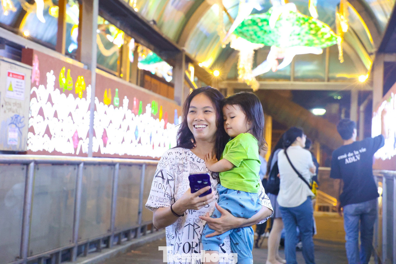 Dự án chưa chính thức khánh thành nhưng đã thu hút rất nhiều sự chú ý, quan tâm của du khách. Những người dân quanh khu vực này bất ngờ bởi khu vực cầu đi bộ này được trang hoàng rực rỡ. "Cây cầu được trang trí với các tác phẩm nghệ thuật khiến tôi thích thú với việc đi bộ hơn. Tôi mong rằng, thời gian tới các cây cầu đi bộ khác cũng sẽ được trang trí đẹp để thu hút người đi bộ", anh Trần Mạnh Hùng (Phúc Tân, Hoàn Kiếm, Hà Nội) chia sẻ. Dự án chưa chính thức khánh thành nhưng đã thu hút rất nhiều sự chú ý, quan tâm của du khách. Những người dân quanh khu vực này bất ngờ bởi khu vực cầu đi bộ này được trang hoàng rực rỡ. "Cây cầu được trang trí với các tác phẩm nghệ thuật khiến tôi thích thú với việc đi bộ hơn. Tôi mong rằng, thời gian tới các cây cầu đi bộ khác cũng sẽ được trang trí đẹp để thu hút người đi bộ", anh Trần Mạnh Hùng (Phúc Tân, Hoàn Kiếm, Hà Nội) chia sẻ.