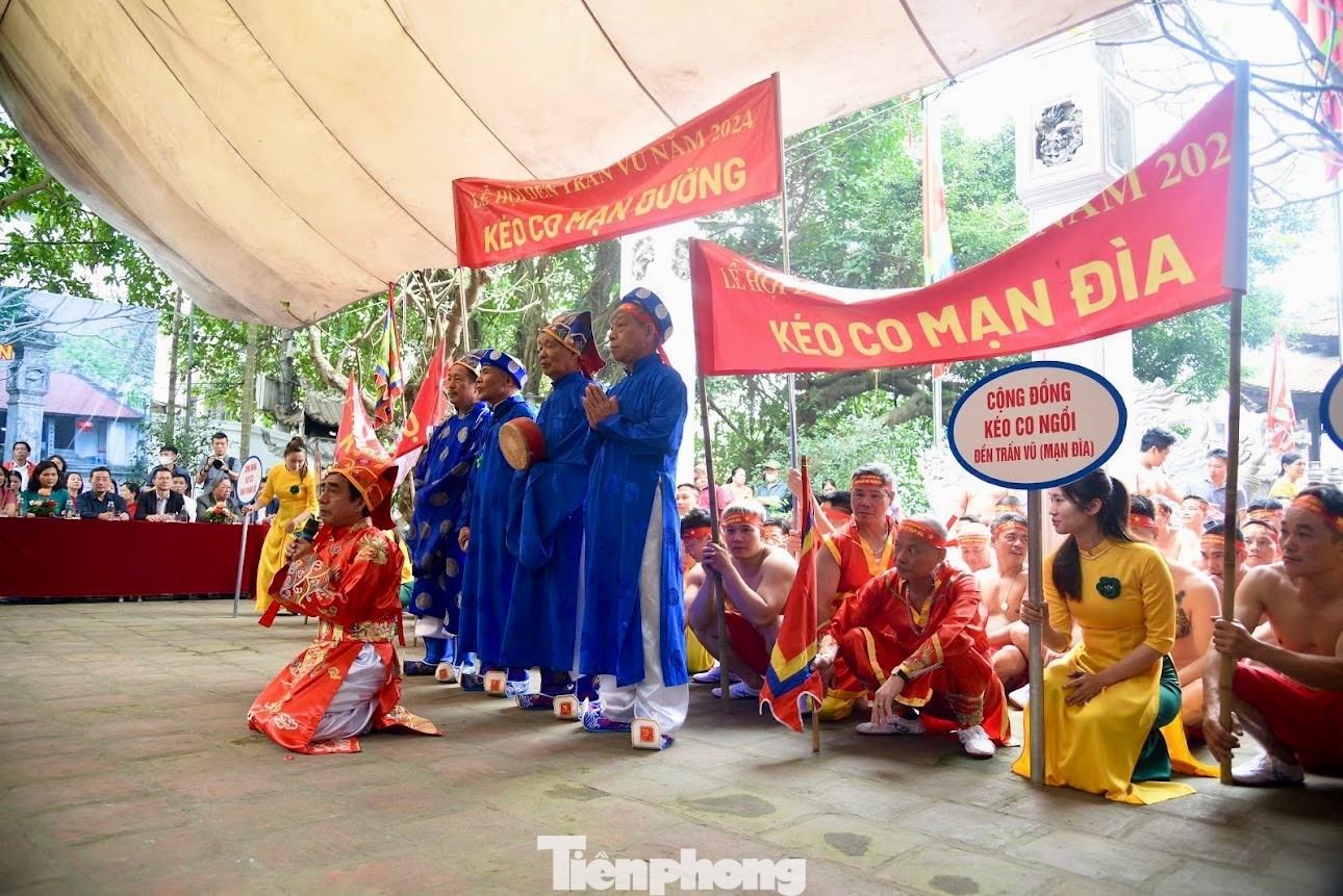 Lễ hội Đền Trấn Vũ (quận Long Biên, Hà Nội) diễn ra từ ngày 1/3 đến hết ngày 4/3 Âm lịch hàng năm. Chính hội diễn ra vào ngày 3/3 Âm lịch - ngày sinh của Đức Thánh Huyền Thiên Trấn Vũ.