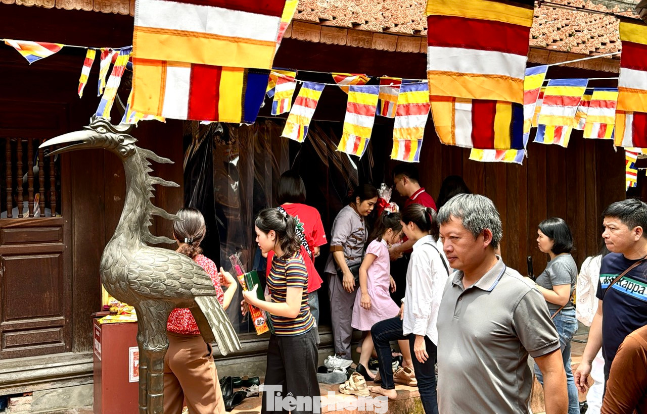 Trong mâm lễ hoa, quả, bánh trái còn có đồ dùng học tập như bút viết, thước kẻ…Sau khi lễ xong, các thí sinh sẽ dùng đồ dùng học tập ấy để làm bài thi. Trong mâm lễ hoa, quả, bánh trái còn có đồ dùng học tập như bút viết, thước kẻ…Sau khi lễ xong, các thí sinh sẽ dùng đồ dùng học tập ấy để làm bài thi.