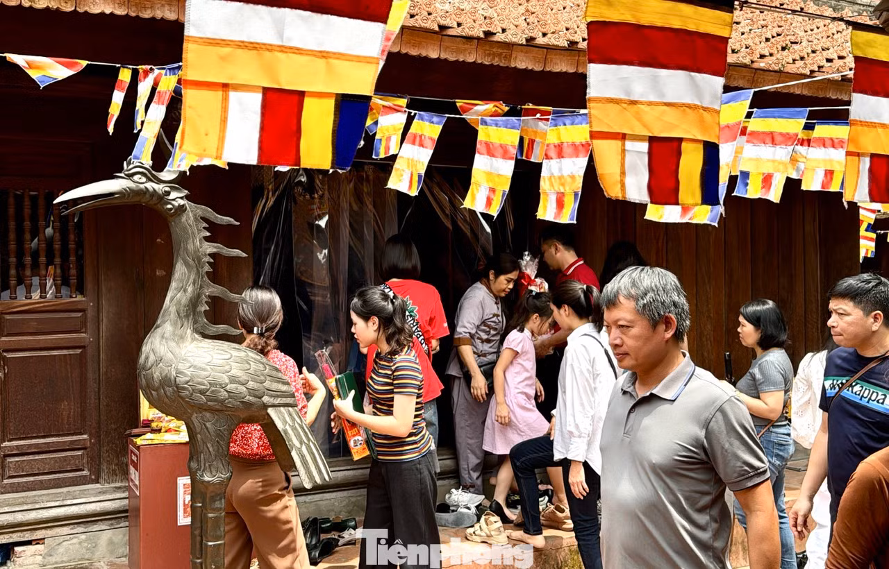 Trong mâm lễ hoa, quả, bánh trái còn có đồ dùng học tập như bút viết, thước kẻ…Sau khi lễ xong, các thí sinh sẽ dùng đồ dùng học tập ấy để làm bài thi.