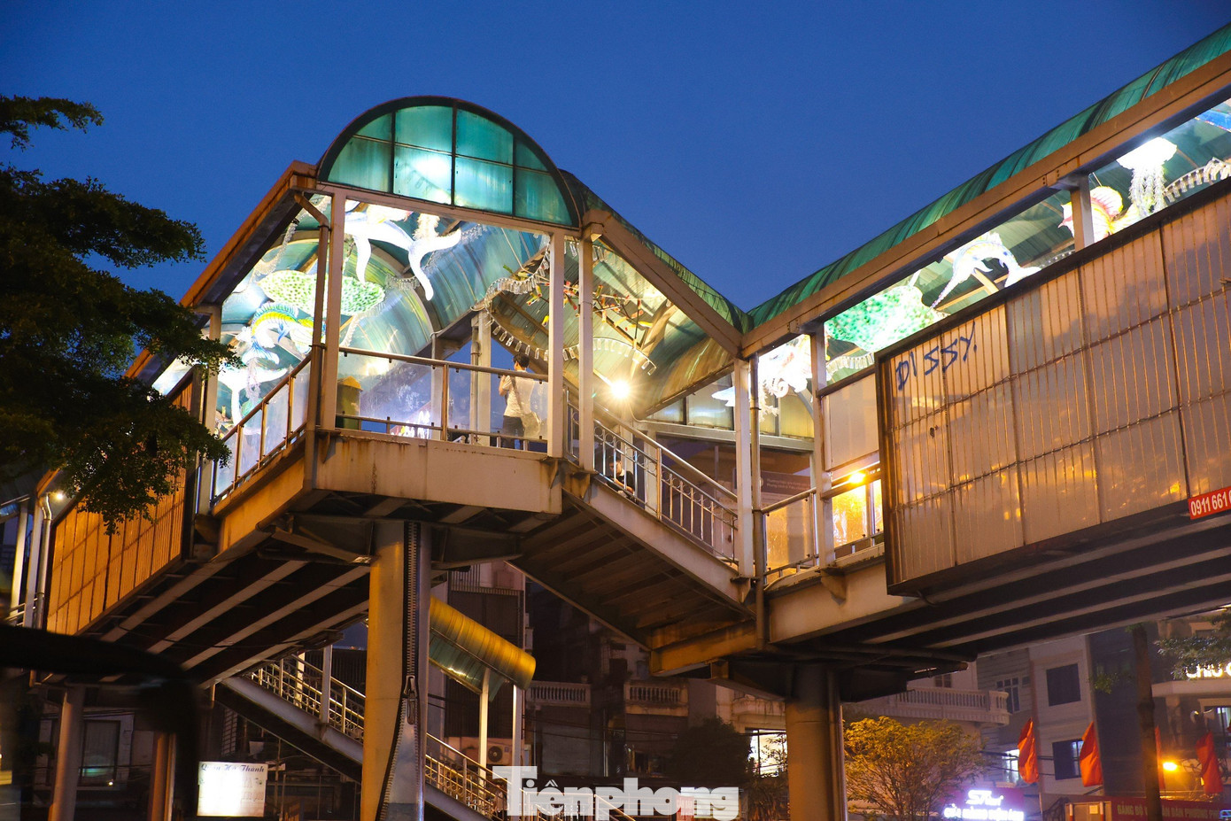 Chị Hoàng Thùy Trang (quận Hoàn Kiếm, Hà Nội) cho biết, ngày nào chị cũng đi bộ qua đây, thấy cây cầu đi bộ được trang trí đẹp, sinh động khiến chị rất hào hứng. Chị Trang mong rằng sẽ có thêm nhiều cây cầu đi bộ khác học hỏi mô hình cầu bộ trên phố Trần Nhật Duật. Dịp nghỉ lễ 30/4-1/5, chị Trang sẽ đưa các con của mình tới đây để dạo chơi và chụp ảnh. Chị Hoàng Thùy Trang (quận Hoàn Kiếm, Hà Nội) cho biết, ngày nào chị cũng đi bộ qua đây, thấy cây cầu đi bộ được trang trí đẹp, sinh động khiến chị rất hào hứng. Chị Trang mong rằng sẽ có thêm nhiều cây cầu đi bộ khác học hỏi mô hình cầu bộ trên phố Trần Nhật Duật. Dịp nghỉ lễ 30/4-1/5, chị Trang sẽ đưa các con của mình tới đây để dạo chơi và chụp ảnh.