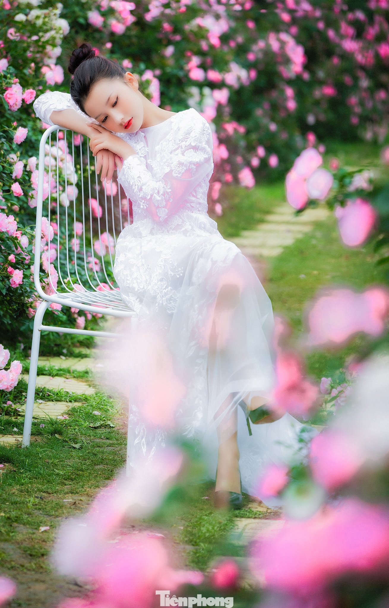 Nhiều bạn trẻ đã kỳ công lựa chọn những bộ trang phục ấn tượng nhất để chụp hình với khu vườn hồng đang độ bung nở đẹp nhất. Nhiều bạn trẻ đã kỳ công lựa chọn những bộ trang phục ấn tượng nhất để chụp hình với khu vườn hồng đang độ bung nở đẹp nhất.