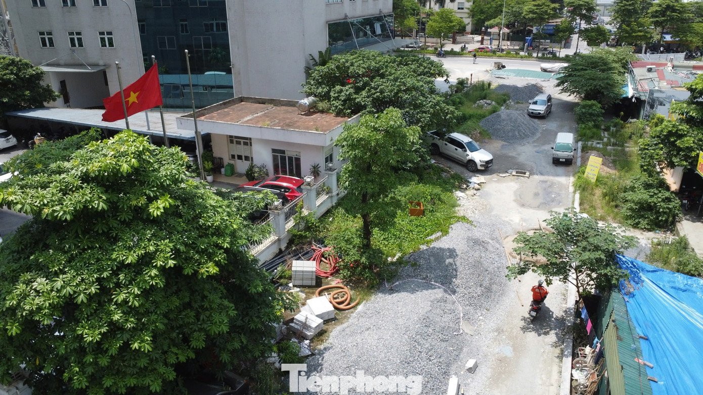 Người đi ôtô, xe máy qua đây phải cố gắng chạy thật chậm, tìm cách lách qua nhiều hố trũng, hố ga cùng nhiều cạm bẫy là vật liệu xây dựng chất đống cao, ngổn ngang giữa đường. Đoạn giao với đường Tôn Thất Thuyết nhỏ hẹp, như nút thắt cổ chai, giờ cao điểm xe máy, ôtô phải chen chúc nhau. Người đi ôtô, xe máy qua đây phải cố gắng chạy thật chậm, tìm cách lách qua nhiều hố trũng, hố ga cùng nhiều cạm bẫy là vật liệu xây dựng chất đống cao, ngổn ngang giữa đường. Đoạn giao với đường Tôn Thất Thuyết nhỏ hẹp, như nút thắt cổ chai, giờ cao điểm xe máy, ôtô phải chen chúc nhau.