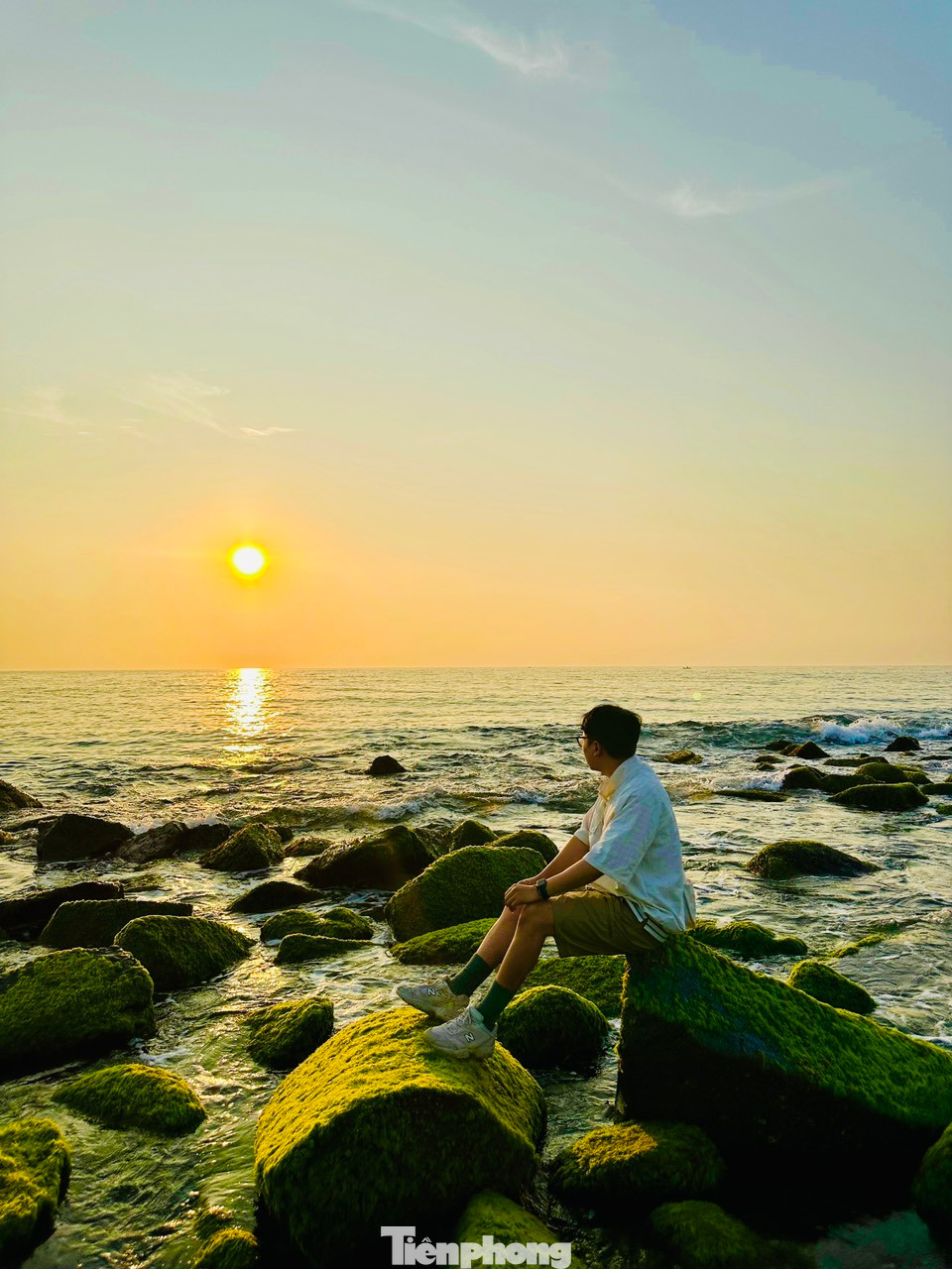 Bình mình là thời điểm ngắm biển và rêu đẹp nhất.