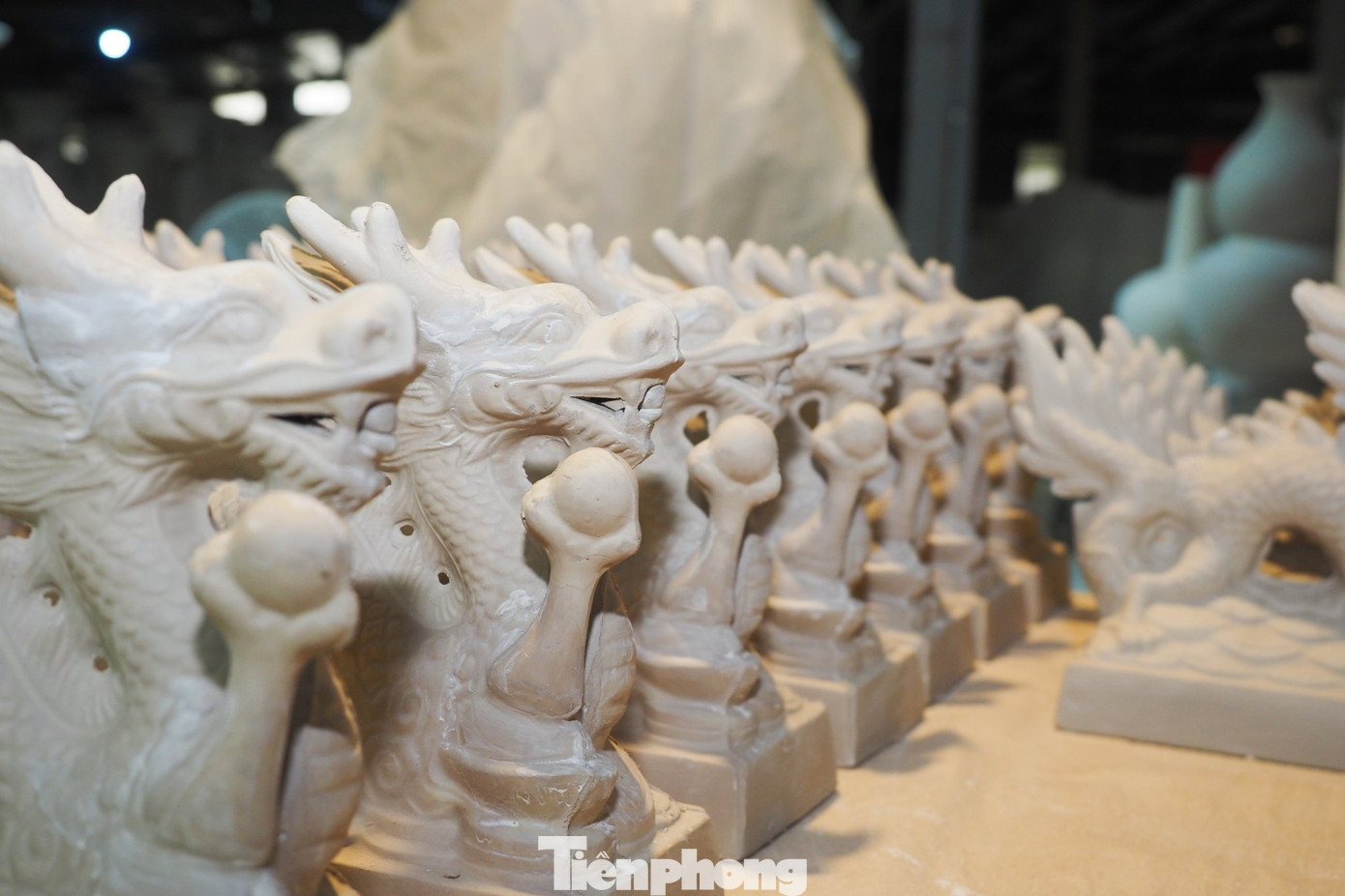 Gần Tết Nguyên đán tại các xưởng của Hải Dương nổi tiếng với dòng gốm Chu Đậu, những người nghệ nhân, công nhân lại tỉ mỉ hăng say sáng tạo với các công đoạn tạo hình, phủ vàng lên sản phẩm rồng phục vụ nhu cầu thị trường.