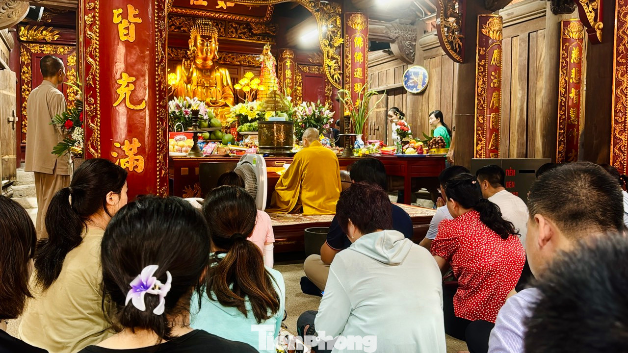 Trong mâm lễ hoa, quả, bánh trái còn có đồ dùng học tập như bút viết, thước kẻ…Sau khi lễ xong, các thí sinh sẽ dùng đồ dùng học tập ấy để làm bài thi. Trong mâm lễ hoa, quả, bánh trái còn có đồ dùng học tập như bút viết, thước kẻ…Sau khi lễ xong, các thí sinh sẽ dùng đồ dùng học tập ấy để làm bài thi.