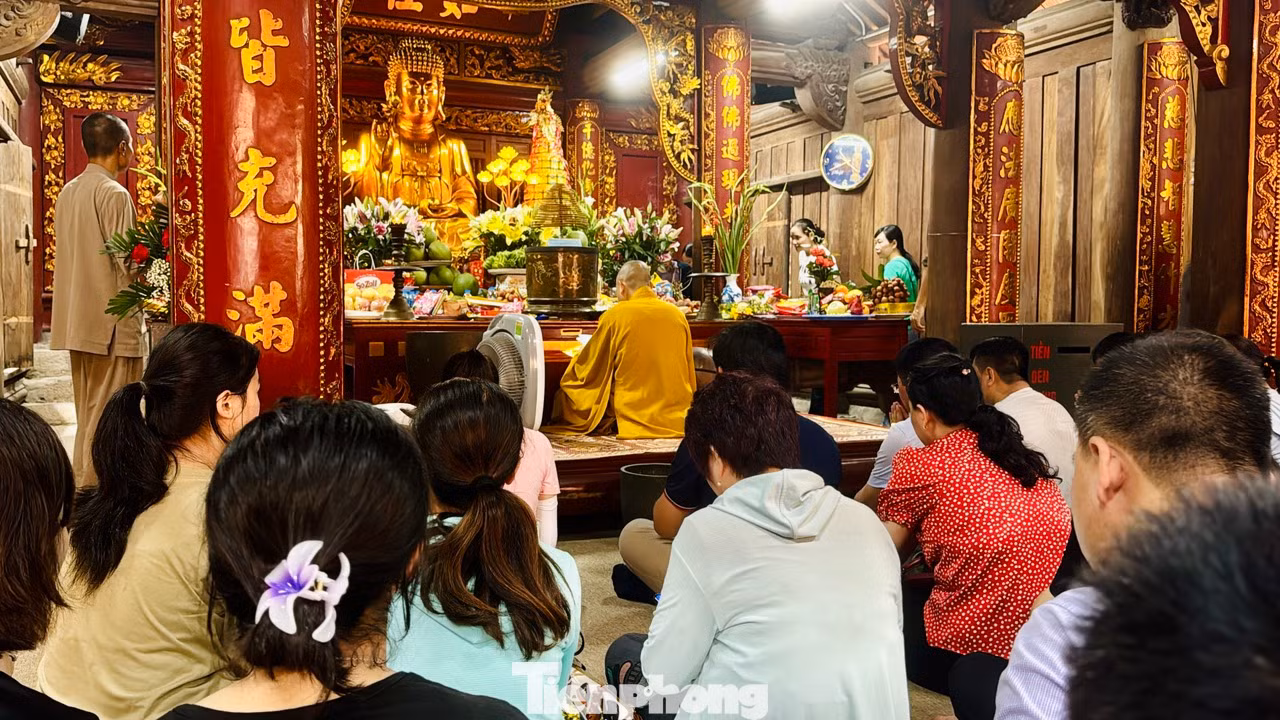Trong mâm lễ hoa, quả, bánh trái còn có đồ dùng học tập như bút viết, thước kẻ…Sau khi lễ xong, các thí sinh sẽ dùng đồ dùng học tập ấy để làm bài thi.