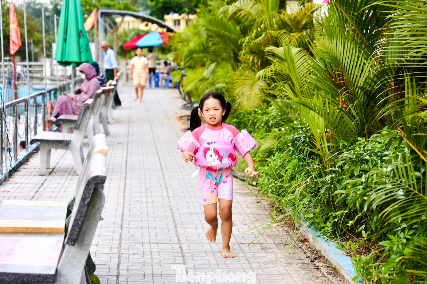 Các bạn nhỏ trong làng hiện đã có thể bơi thỏa thích trong cả mùa hè với mức thu phí 100.000 nghìn đồng/người. Đại diện ban quản lý bể bơi cho biết, số tiền đó để chi trả cho việc thay nước, vệ sinh ao và phụ phí cho nhân viên cứu hộ, an ninh... Các bạn nhỏ trong làng hiện đã có thể bơi thỏa thích trong cả mùa hè với mức thu phí 100.000 nghìn đồng/người. Đại diện ban quản lý bể bơi cho biết, số tiền đó để chi trả cho việc thay nước, vệ sinh ao và phụ phí cho nhân viên cứu hộ, an ninh...