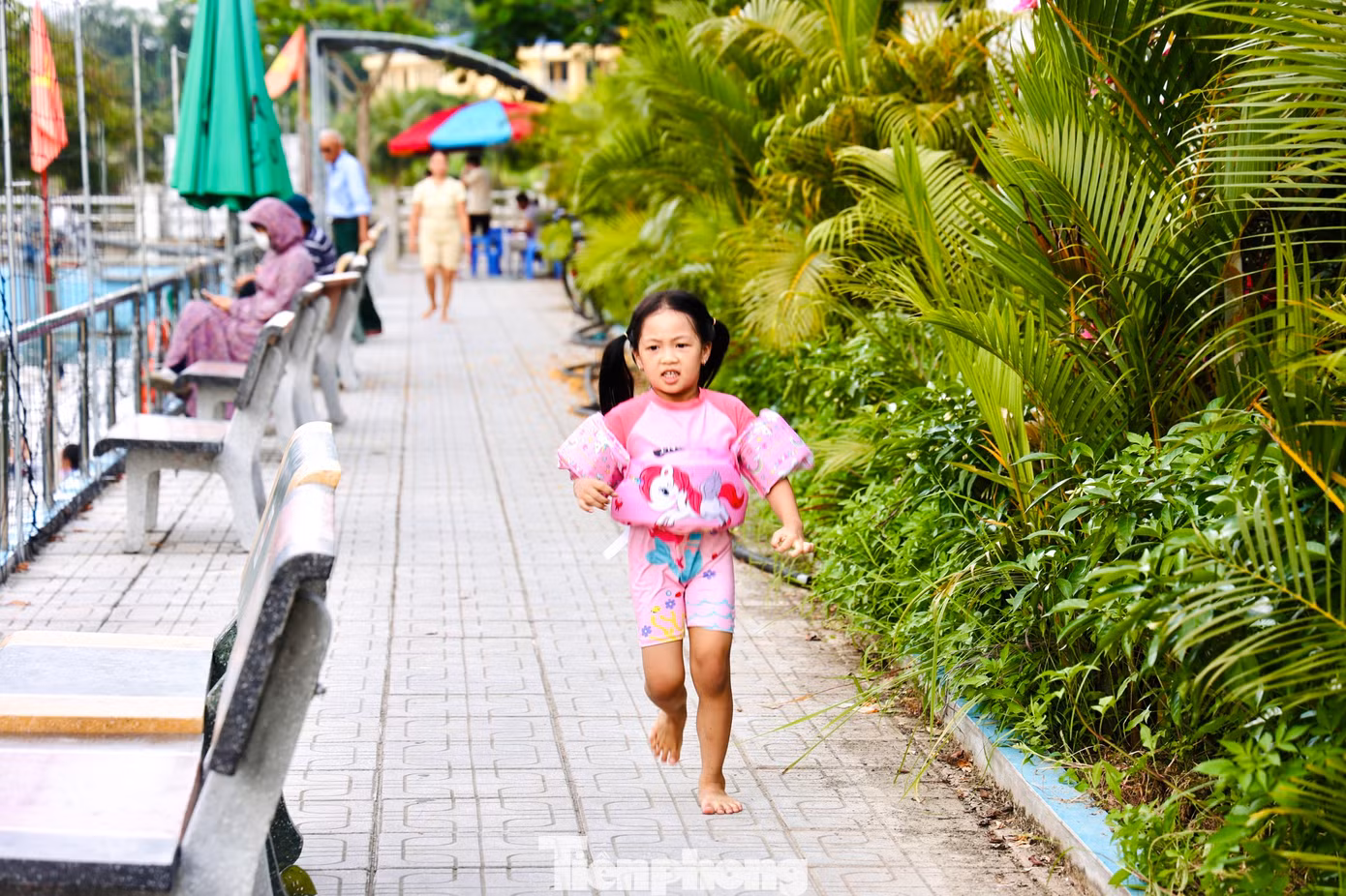 Các bạn nhỏ trong làng hiện đã có thể bơi thỏa thích trong cả mùa hè với mức thu phí 100.000 nghìn đồng/người. Đại diện ban quản lý bể bơi cho biết, số tiền đó để chi trả cho việc thay nước, vệ sinh ao và phụ phí cho nhân viên cứu hộ, an ninh...