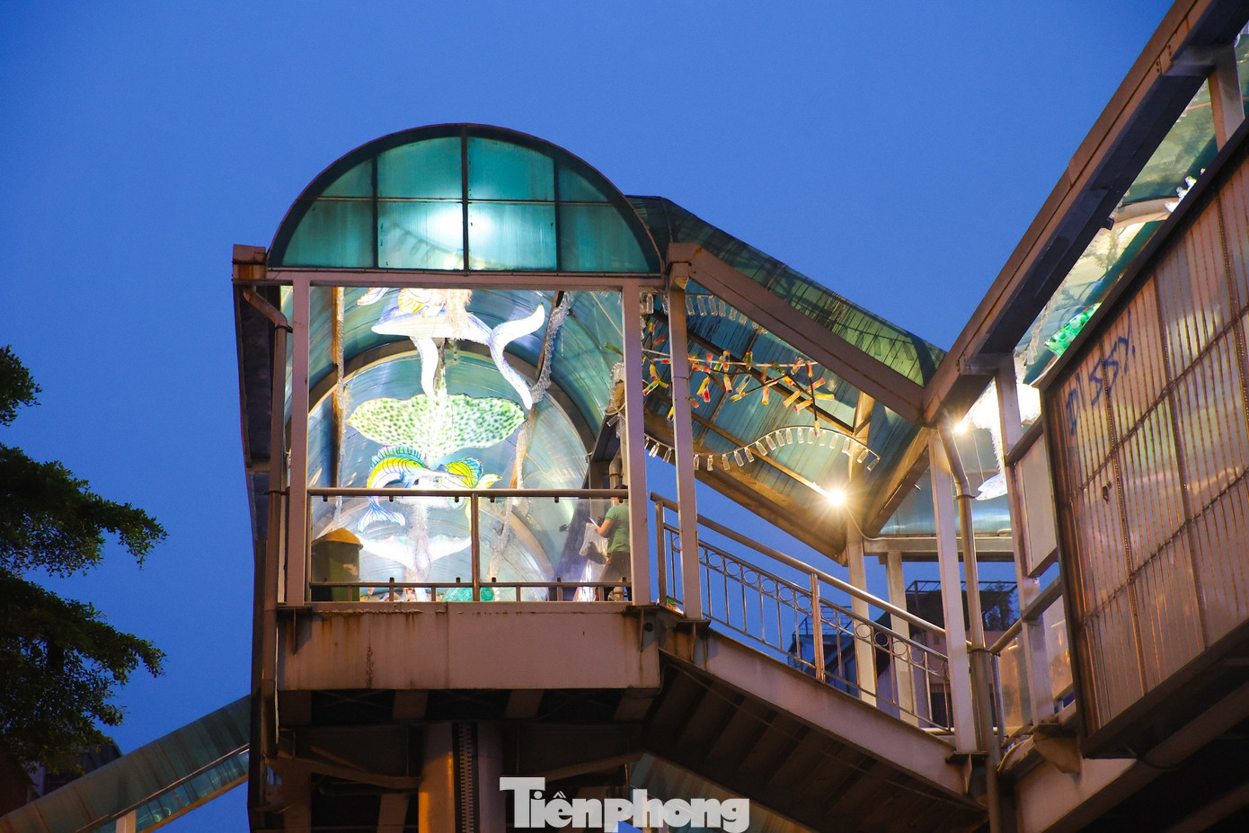 Chị Hoàng Thùy Trang (quận Hoàn Kiếm, Hà Nội) cho biết, ngày nào chị cũng đi bộ qua đây, thấy cây cầu đi bộ được trang trí đẹp, sinh động khiến chị rất hào hứng. Chị Trang mong rằng sẽ có thêm nhiều cây cầu đi bộ khác học hỏi mô hình cầu bộ trên phố Trần Nhật Duật. Dịp nghỉ lễ 30/4-1/5, chị Trang sẽ đưa các con của mình tới đây để dạo chơi và chụp ảnh. Chị Hoàng Thùy Trang (quận Hoàn Kiếm, Hà Nội) cho biết, ngày nào chị cũng đi bộ qua đây, thấy cây cầu đi bộ được trang trí đẹp, sinh động khiến chị rất hào hứng. Chị Trang mong rằng sẽ có thêm nhiều cây cầu đi bộ khác học hỏi mô hình cầu bộ trên phố Trần Nhật Duật. Dịp nghỉ lễ 30/4-1/5, chị Trang sẽ đưa các con của mình tới đây để dạo chơi và chụp ảnh.