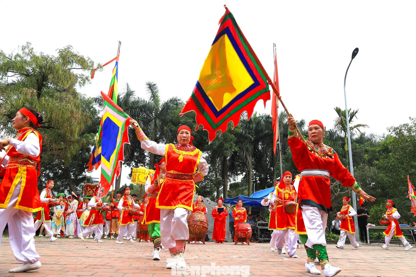 Sau đó bà Lê Hoa chiêu mộ quân sĩ ở các nơi và về Đường Yên làm lễ khao quân vào ngày 25 tháng chạp. Sau khi Hai Bà Trưng thắng trận lên ngôi vua, hai bà phong tước cho bà Lê Hoa là “Nữ sử anh phong”, “Tuệ tĩnh phu nhân”.