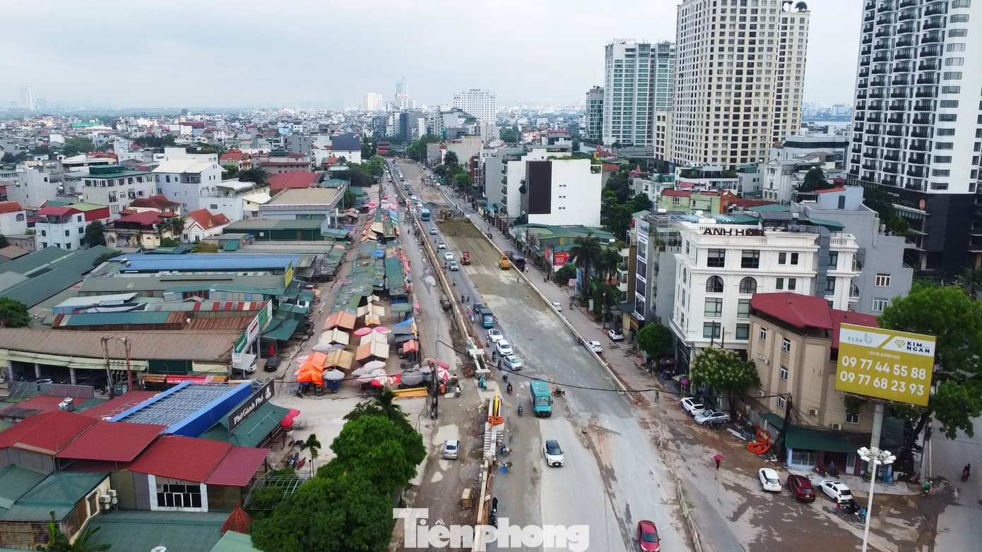 Ghi nhận hiện tại trên công trường, công nhân máy móc đang được tập trung, tích cực thi công đẩy nhanh tiến độ để kịp hoàn thành dự án.