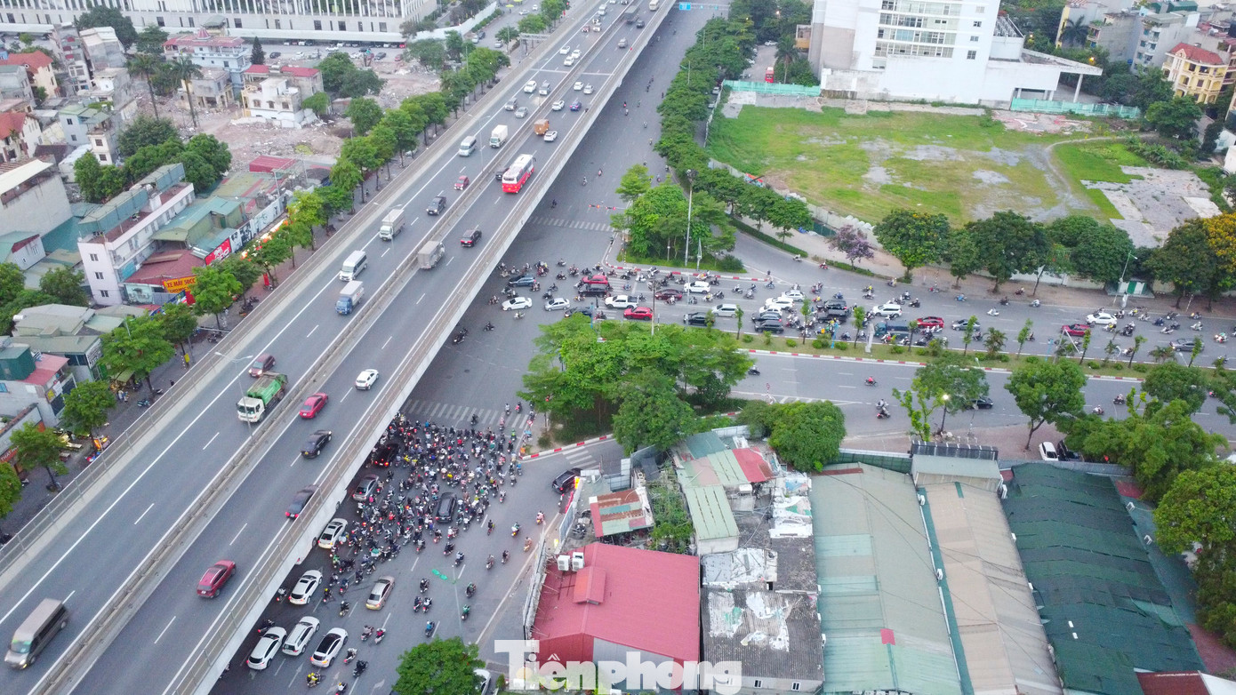Tổng chiều dài thiết kế hầm và đường dẫn là 800m. Tĩnh không thông xe trong hầm là 4,75m. Đường đô thị hai bên hầm mỗi chiều bố trí 3 làn xe.