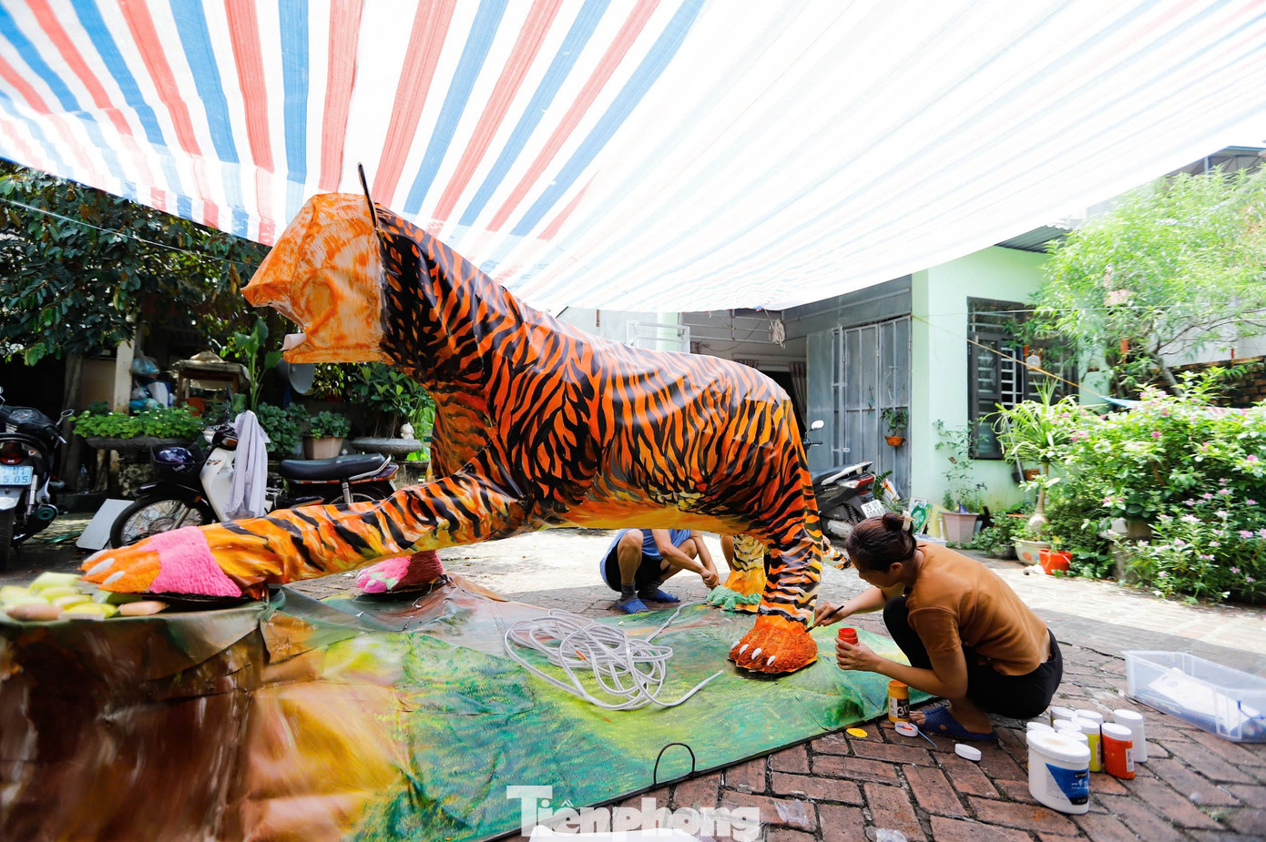 Từ ý tưởng đến việc tạo hình, trang trí đều do người dân tự tay làm. "Con hổ này là chúng tôi làm được hơn 1 tuần rồi, kế hoạch là tối thứ 7 ngày 31 tháng 8 sẽ đem ra trưng bày ở cổng làng để người dân và du khách tới chiêm ngưỡng", người dân thôn Cam Lâm hào hứng chia sẻ. Từ ý tưởng đến việc tạo hình, trang trí đều do người dân tự tay làm. "Con hổ này là chúng tôi làm được hơn 1 tuần rồi, kế hoạch là tối thứ 7 ngày 31 tháng 8 sẽ đem ra trưng bày ở cổng làng để người dân và du khách tới chiêm ngưỡng", người dân thôn Cam Lâm hào hứng chia sẻ.