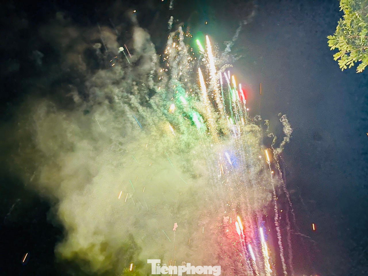 Thay vì đón khoảnh khắc đếm ngược (countdown) chào năm mới ở trung tâm thành phố, nhiều gia đình và nhóm bạn trẻ lại lựa chọn một nơi vắng vẻ, dựng lều cắm trại đón năm mới.