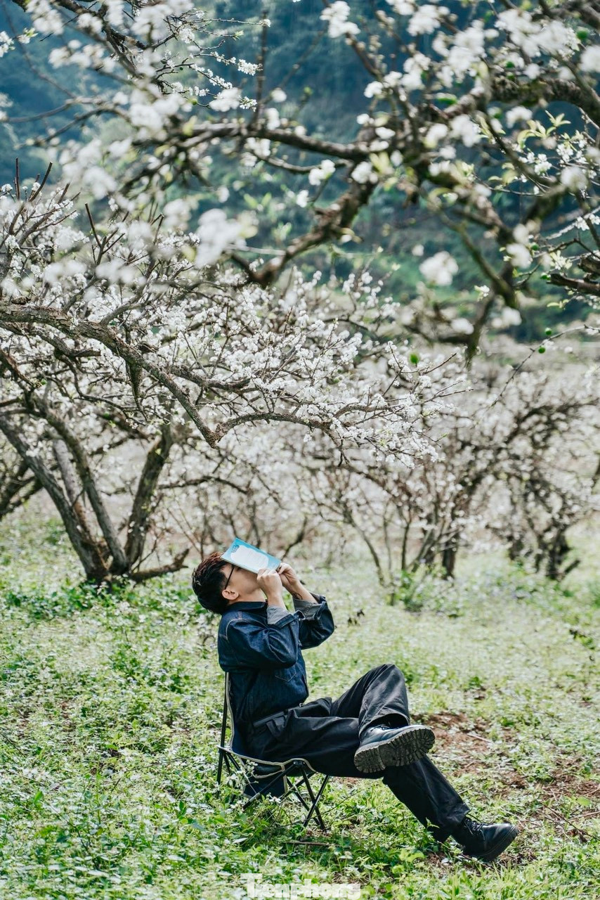 Rất nhiều đạo cụ đã được các bạn trẻ chuẩn bị công phu để săn được những khoảnh khắc đẹp nhất với mùa hoa mận năm nay. Rất nhiều đạo cụ đã được các bạn trẻ chuẩn bị công phu để săn được những khoảnh khắc đẹp nhất với mùa hoa mận năm nay.