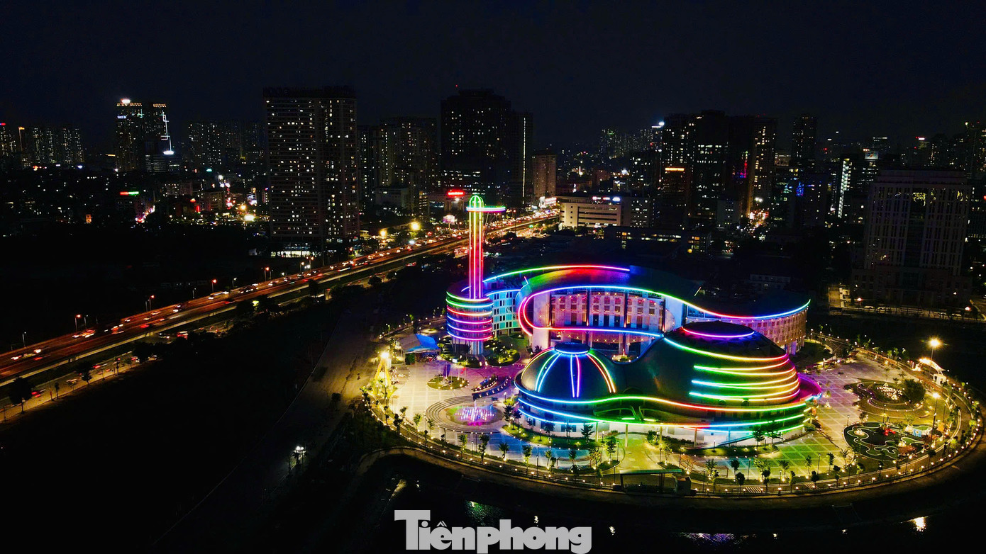 Cung Thiếu nhi Hà Nội nhìn từ trên cao lung linh, rực rỡ sắc mầu về đêm.
