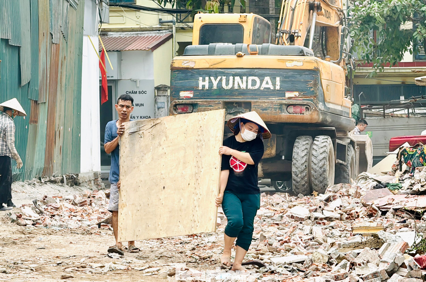 Người dân sinh sống lâu năm ở khu vực này cho biết, trước đây con ngõ này cứ nắng thì bụi bẩn bay mù mịt, còn mưa thì đường ngập ngụa bùn đất. "Chúng tôi mong muốn chính quyền sớm hoàn thành dự án để mọi người, nhất là các cháu học sinh đi lại đỡ khổ"