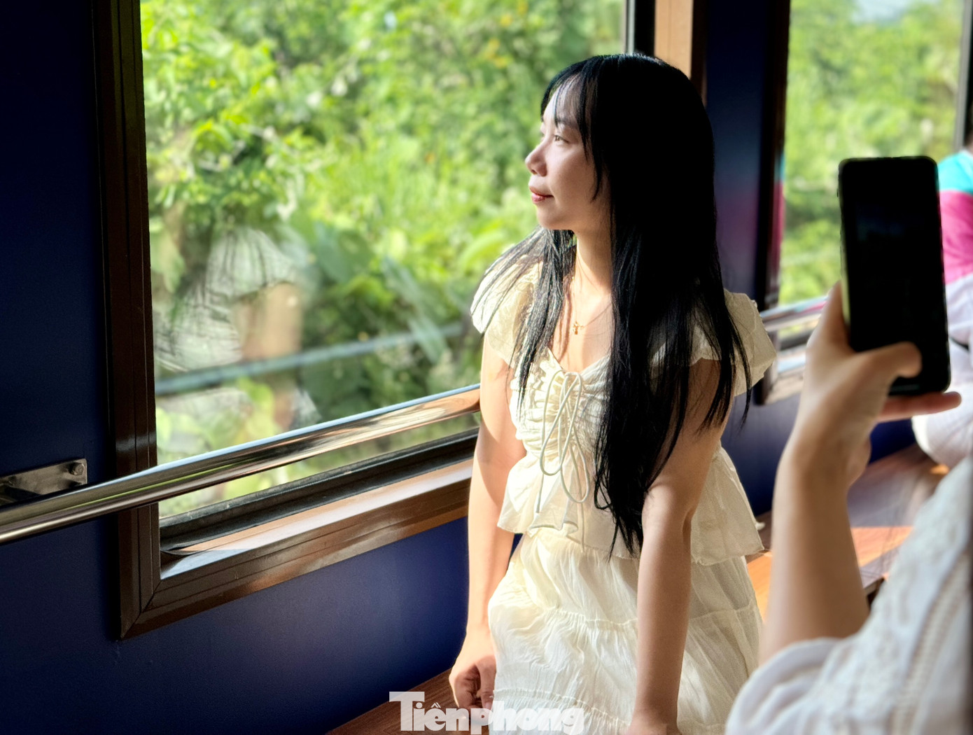 Từ trên tàu, du khách có thể ngắm nhìn khung cảnh thiên nhiên một bên là núi non trùng điệp hùng vĩ, một bên là bãi biển thơ mộng.