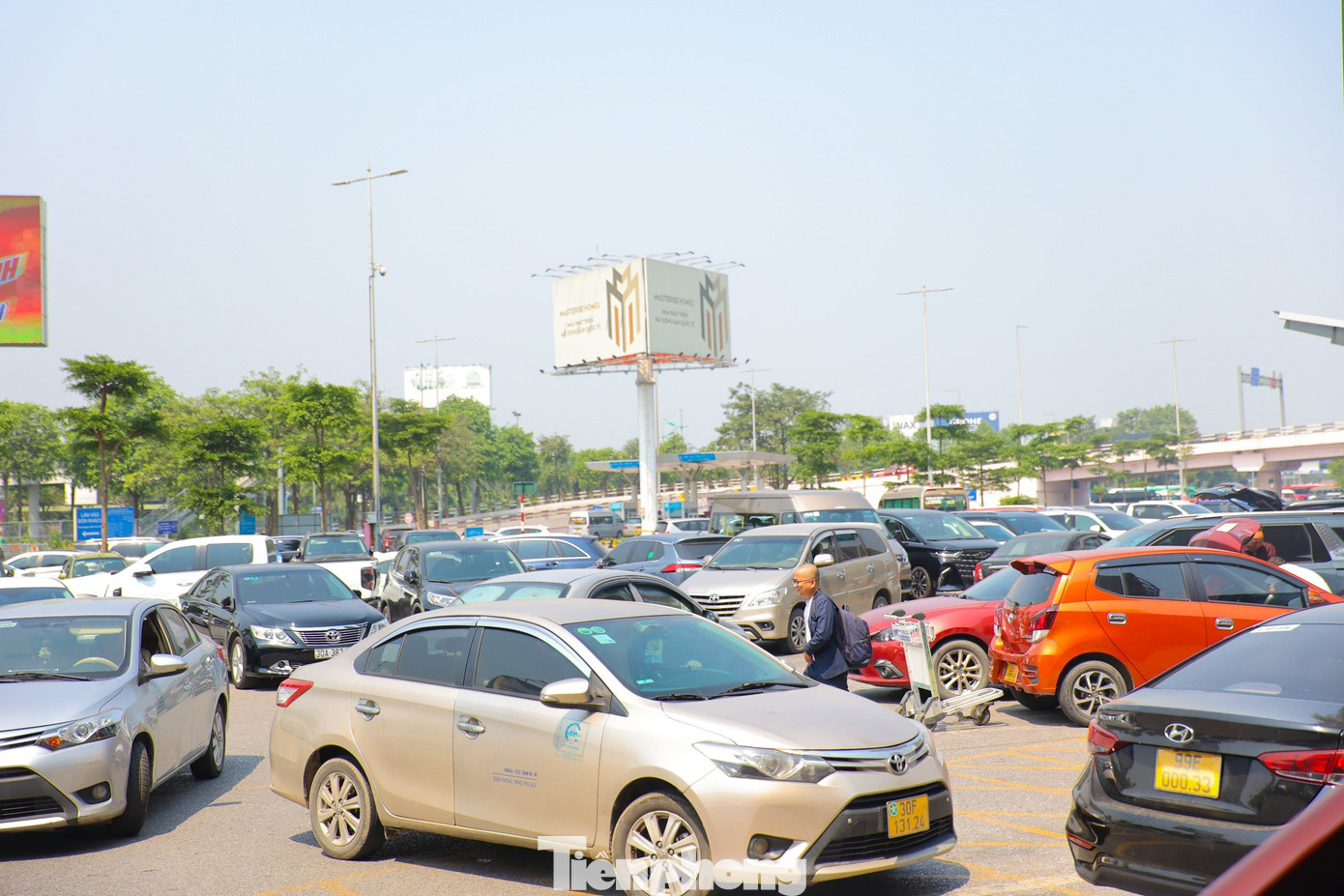 Sáng 27/4, hành khách bắt đầu đến sân bay Nội bài để đón các chuyến bay về quê hoặc đi du lịch trong kỳ nghỉ kéo dài 5 ngày. Sân đỗ ôtô chật kín, các cửa đến - đi cũng đông đúc khiến sân bay luôn tấp nập, nhộn nhịp.