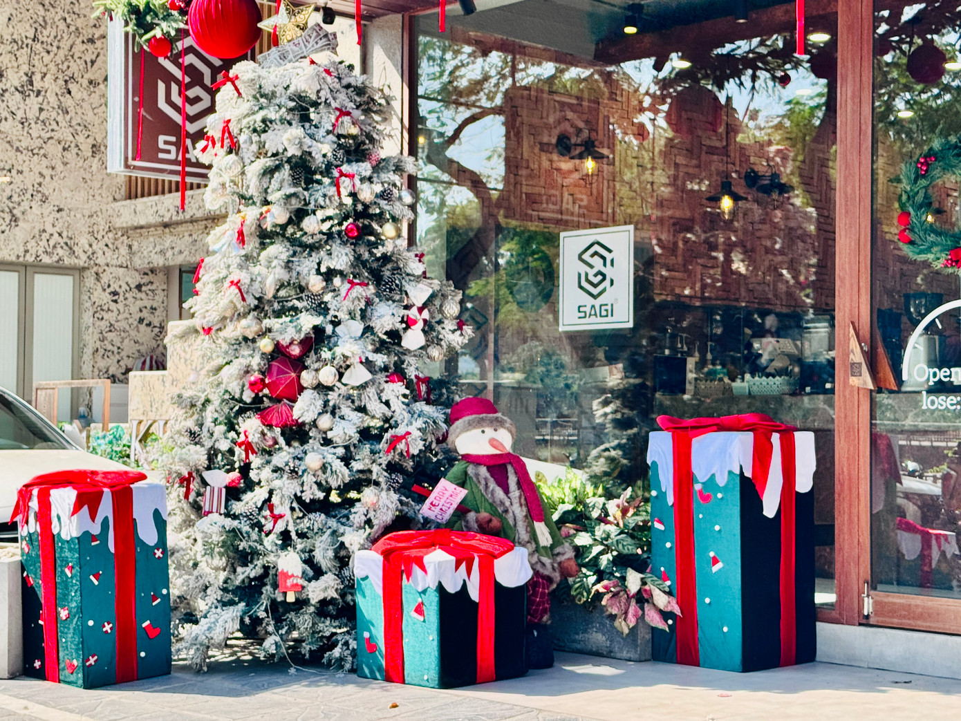 Không chỉ các trung tâm thương mại, nhiều hàng quán ăn uống cafe cũng đã trang trí bắt mắt ngập sắc mầu đón Noel.