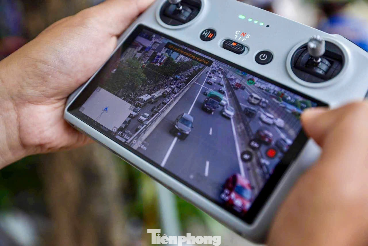 Để tăng cường hiệu quả phát hiện vi phạm, Đội CSGT số 6 triển khai thiết bị bay flycam dọc tuyến Vành đai 3 trên cao để sớm phát hiện, ghi hình người điều khiển xe máy cũng như ô tô vi phạm trên tuyến.