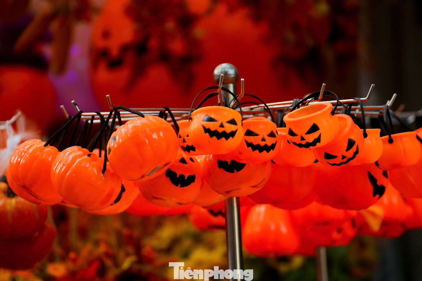 Đồ hóa trang phù thủy, hình nộm, nón phù thuỷ, lưỡi hái hay giỏ đựng kẹo bí ngô đang là những món hàng được khách hàng săn đón tại Hàng Mã (Hoàn Kiếm, Hà Nội) trong mùa Halloween này. Đồ hóa trang phù thủy, hình nộm, nón phù thuỷ, lưỡi hái hay giỏ đựng kẹo bí ngô đang là những món hàng được khách hàng săn đón tại Hàng Mã (Hoàn Kiếm, Hà Nội) trong mùa Halloween này.