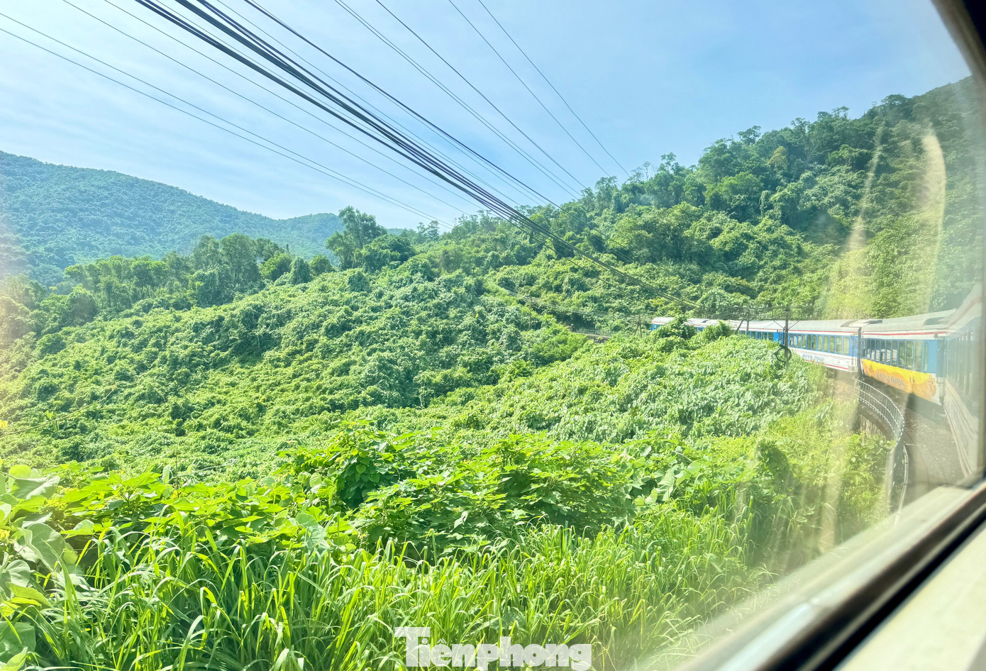 Đoàn tàu du lịch giữa tỉnh Thừa Thiên Huế với TP. Đà Nẵng đã mở ra những trải nghiệm mới mẻ, độc đáo cho du khách trong nước và quốc tế. Đoàn tàu gồm 5 toa xe được trang bị ghế mềm điều hòa và 1 toa sinh hoạt cộng đồng.