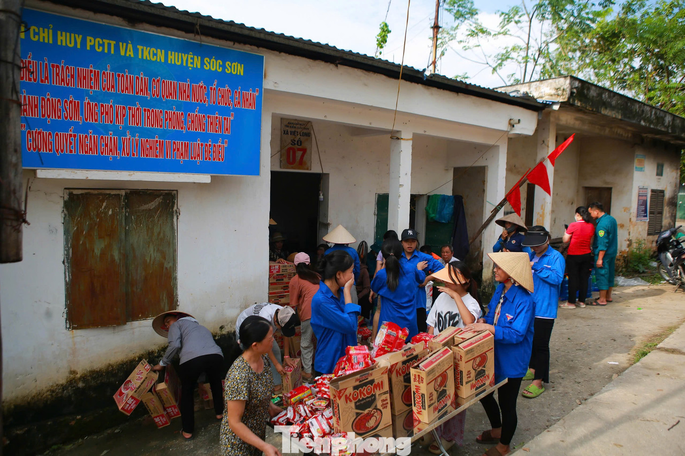 UBND huyện Sóc Sơn cho biết, chính quyền vẫn bảo đảm nguồn lương thực, thực phẩm để hỗ trợ người dân khi cần thiết. Ngoài ra, trong những ngày qua, nhiều tổ chức, cá nhân trong huyện và thành phố cũng điện thăm hỏi, động viên và trực tiếp đưa nhu yếu phẩm, thuốc men về giúp đỡ nhân dân.