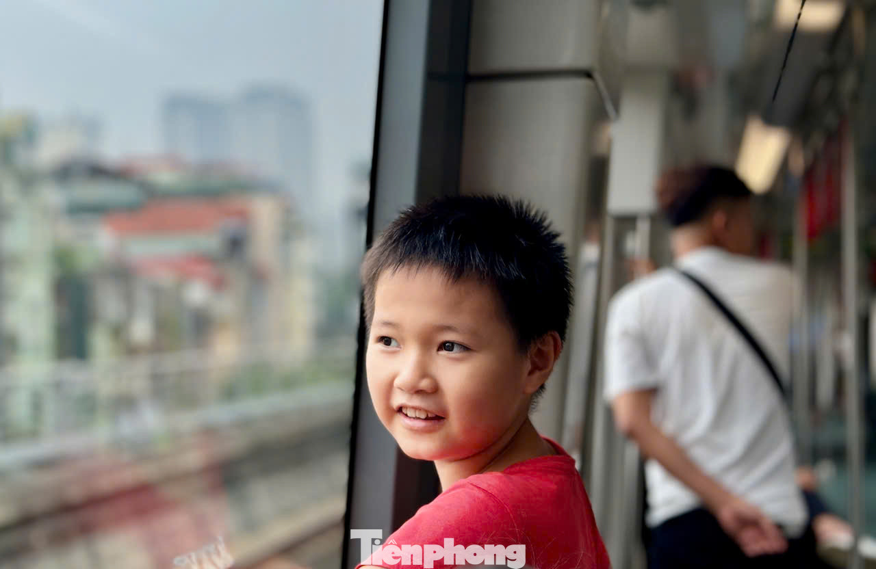 Trong 3 tháng đầu, giờ mở tuyến metro Nhổn - ga Hà Nội là 5h30; giờ đóng tuyến là 22h, giãn cách chạy tàu đều đặn 10 phút/chuyến. Thời gian tiếp theo, tùy theo nhu cầu hành khách sẽ điều chỉnh cho phù hợp để đáp ứng tốt nhất nhu cầu đi lại của hành khách trên tuyến.