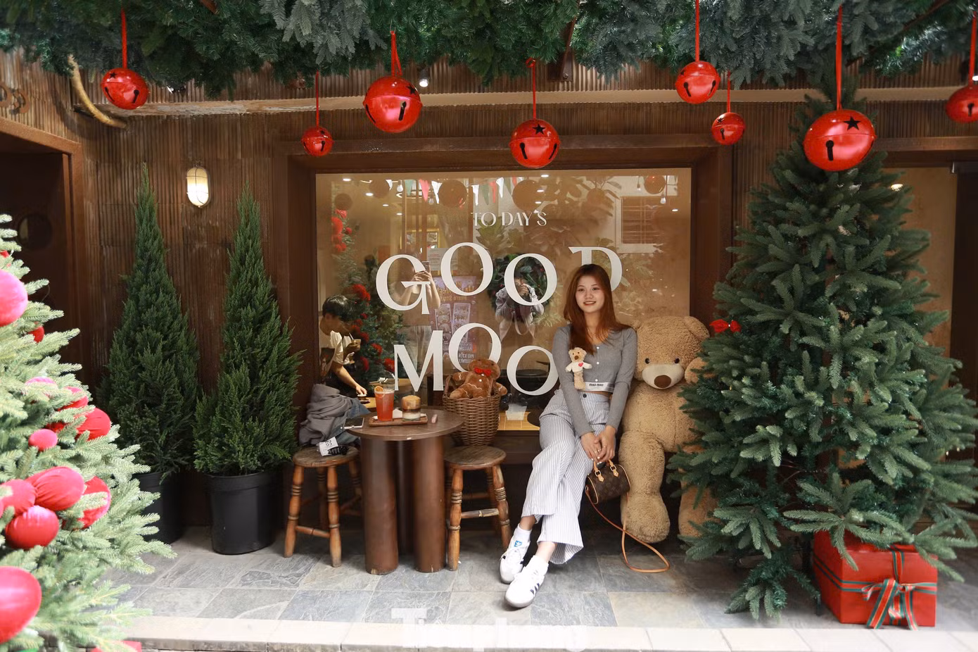 Một quán cà phê trang trí rực rỡ thu hút giới trẻ.
