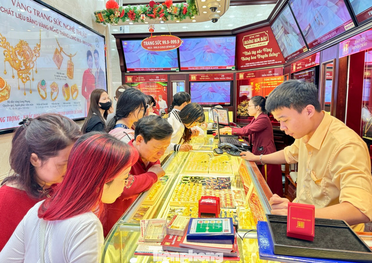 Anh Hữu Quyết - phòng kinh doanh Bảo Tín Minh Châu - cho biết: &quot;Năm nay, nhiều người đã lựa chọn mua vàng trước ngày vía Thần Tài. Ngay từ mùng 6 Tết, các cửa hàng vàng bạc xung quanh đây đã bắt đầu tấp nập đón khách tới mua hàng, năm nay lượng khách mua tăng 10 đến 20%&quot;.