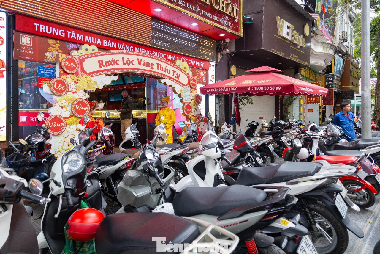Sát ngày vía Thần Tài, nhiều người dân tranh thủ ngày nghỉ cuối tuần xếp hàng mua vàng trong dịp này.