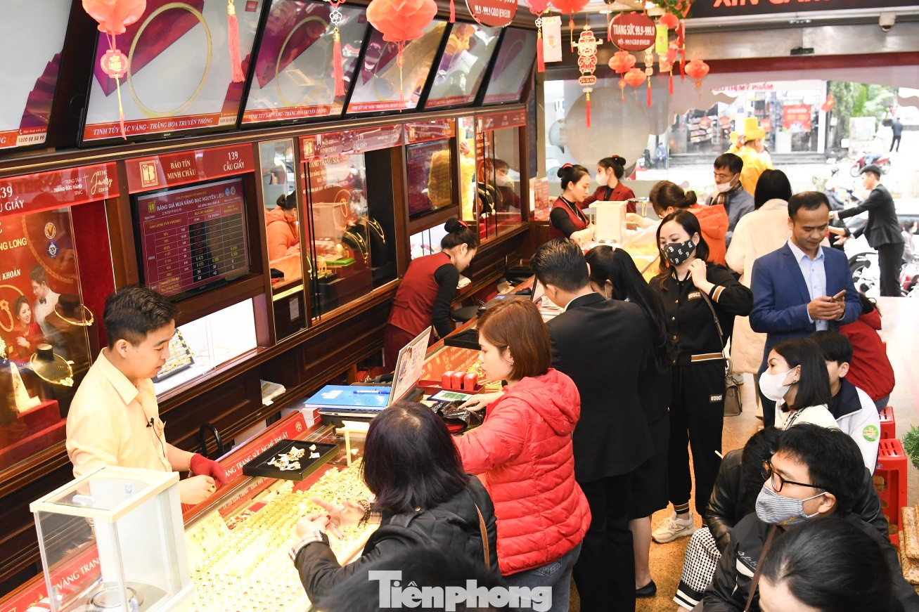 Theo quan niệm dân gian, mua vàng vào ngày vía Thần Tài sẽ mang lại may mắn, tài lộc cho cả năm. Chính vì vậy, việc mua vàng trước và trong trong dịp này đã trở thành thói quen cầu may của đông đảo người dân.